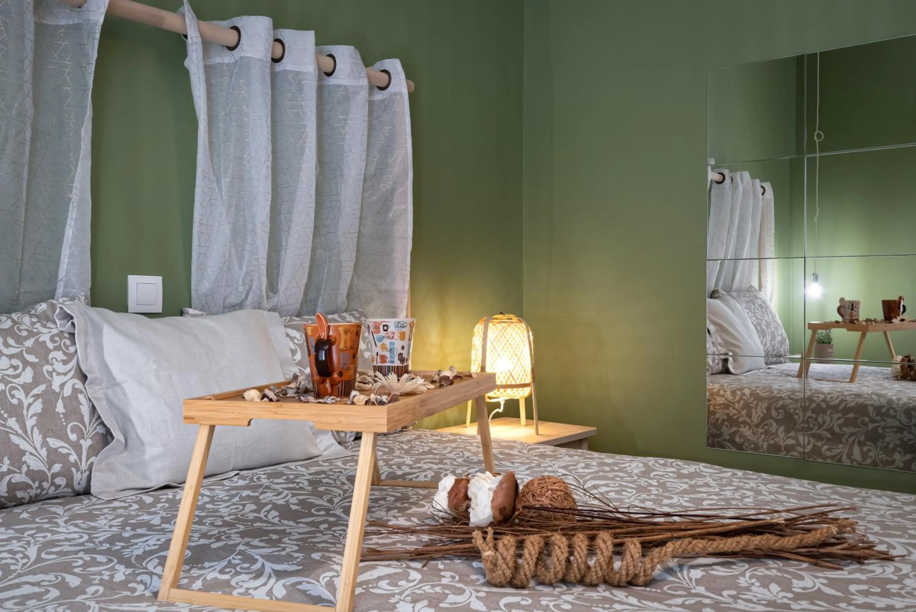 Bed in Apartment at the foothills of Acropolis