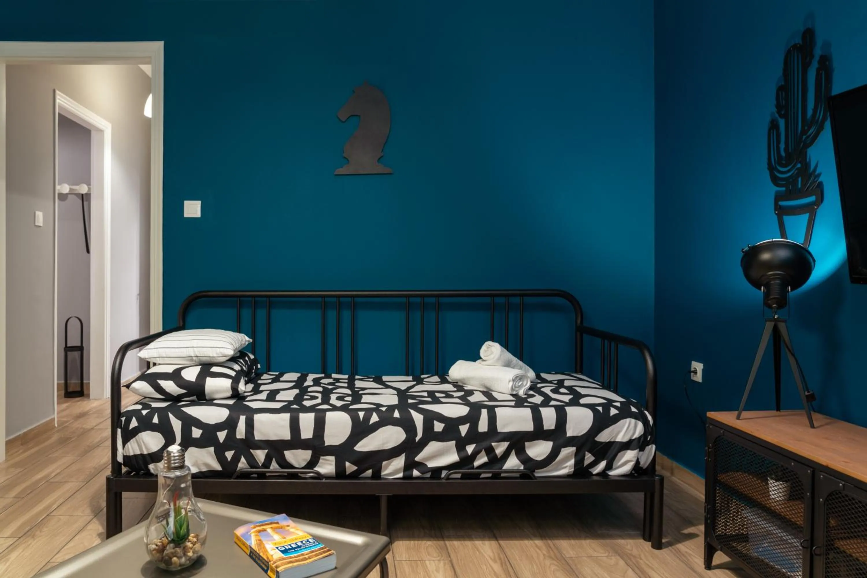 Bed in Apartment at the foothills of Acropolis