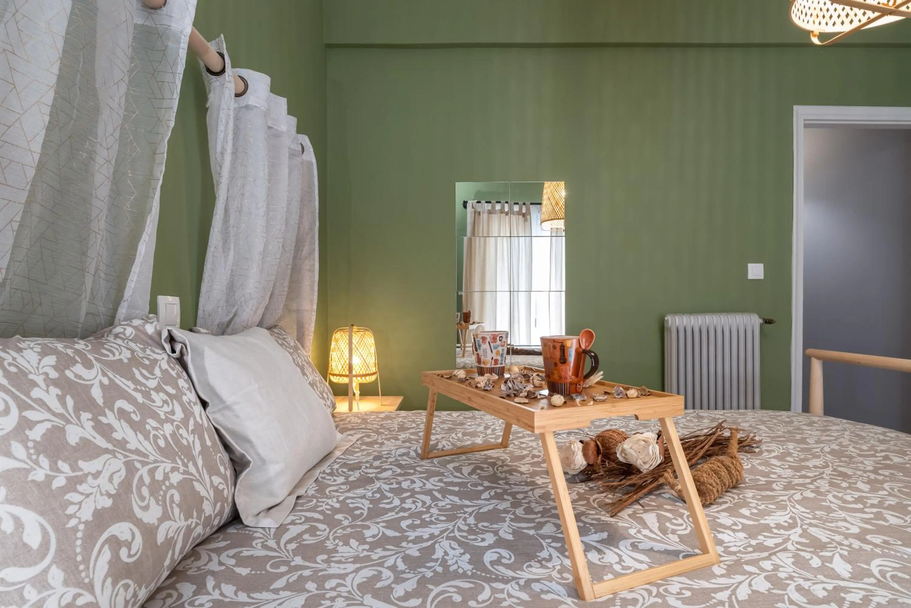 Bed in Apartment at the foothills of Acropolis