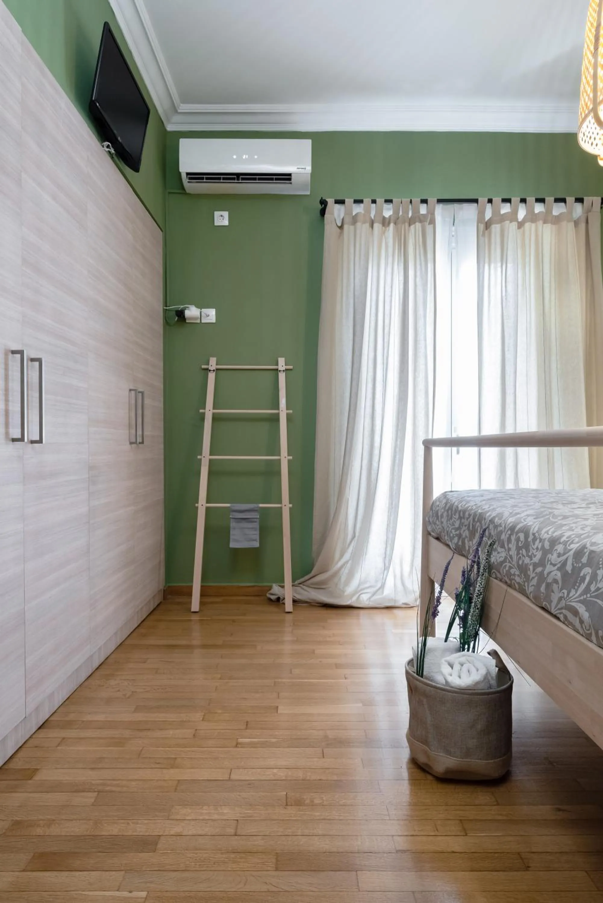 Bed in Apartment at the foothills of Acropolis