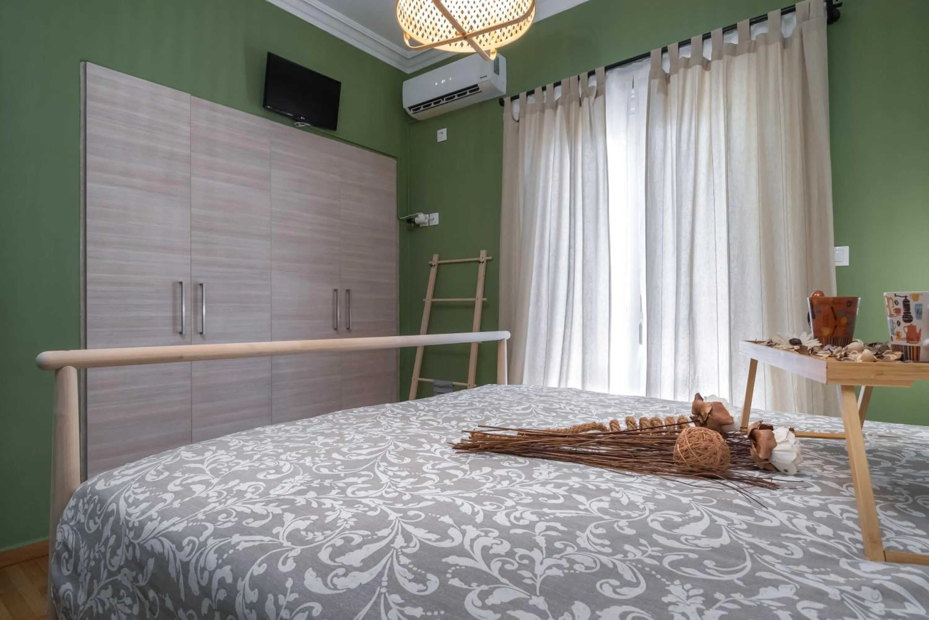 Bed in Apartment at the foothills of Acropolis