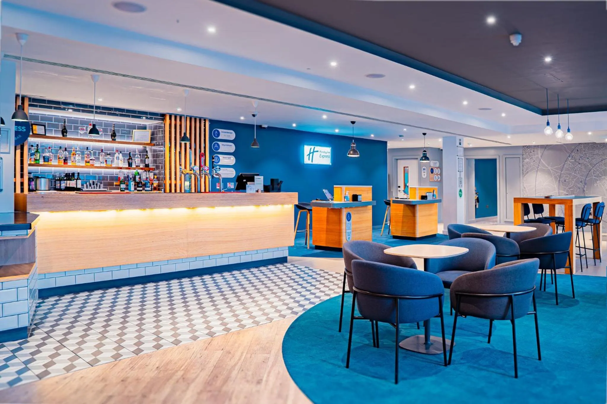 Lounge or bar in Holiday Inn Express St. Albans - M25, Jct.22