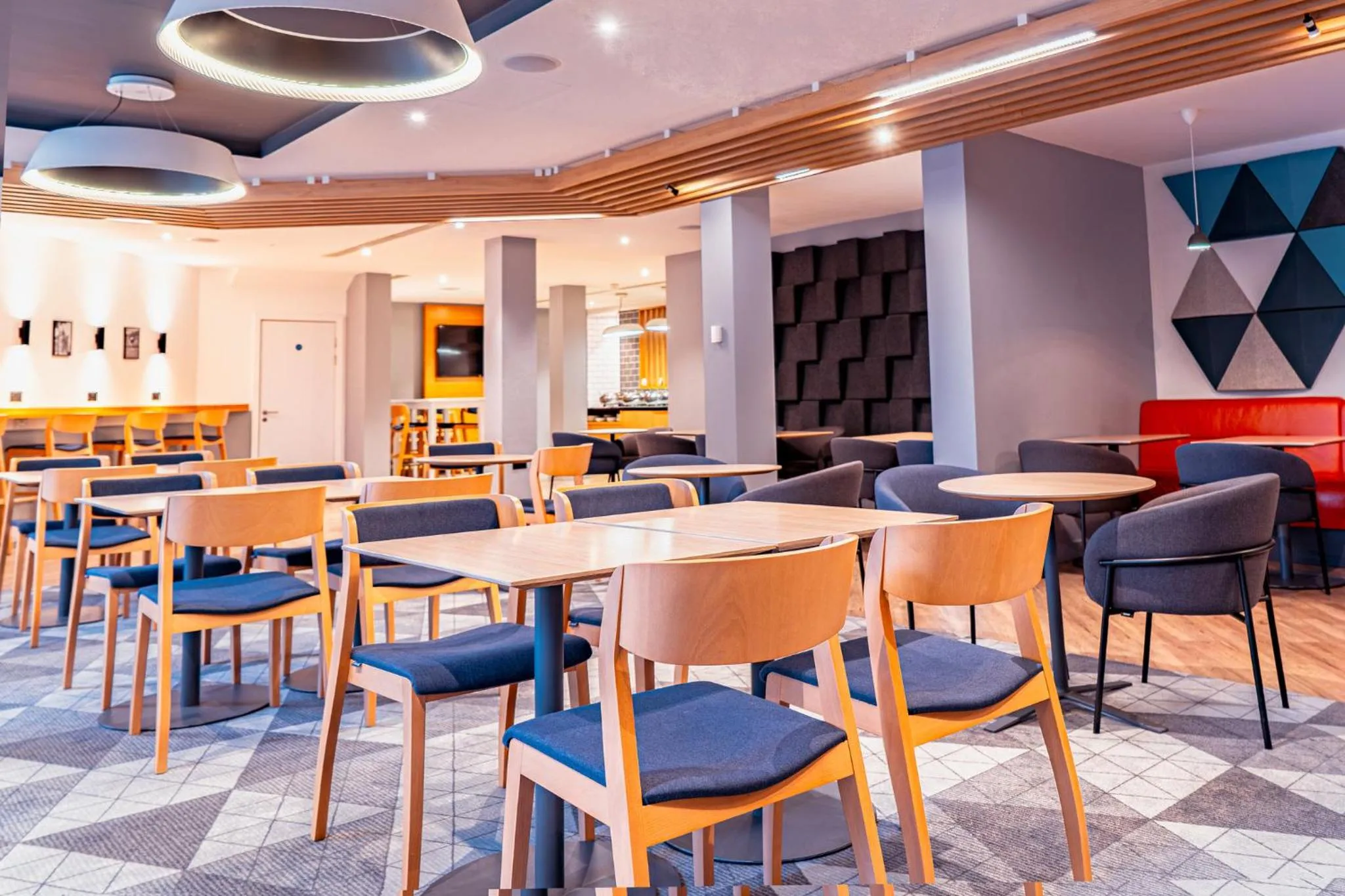 Restaurant/places to eat in Holiday Inn Express St. Albans - M25, Jct.22