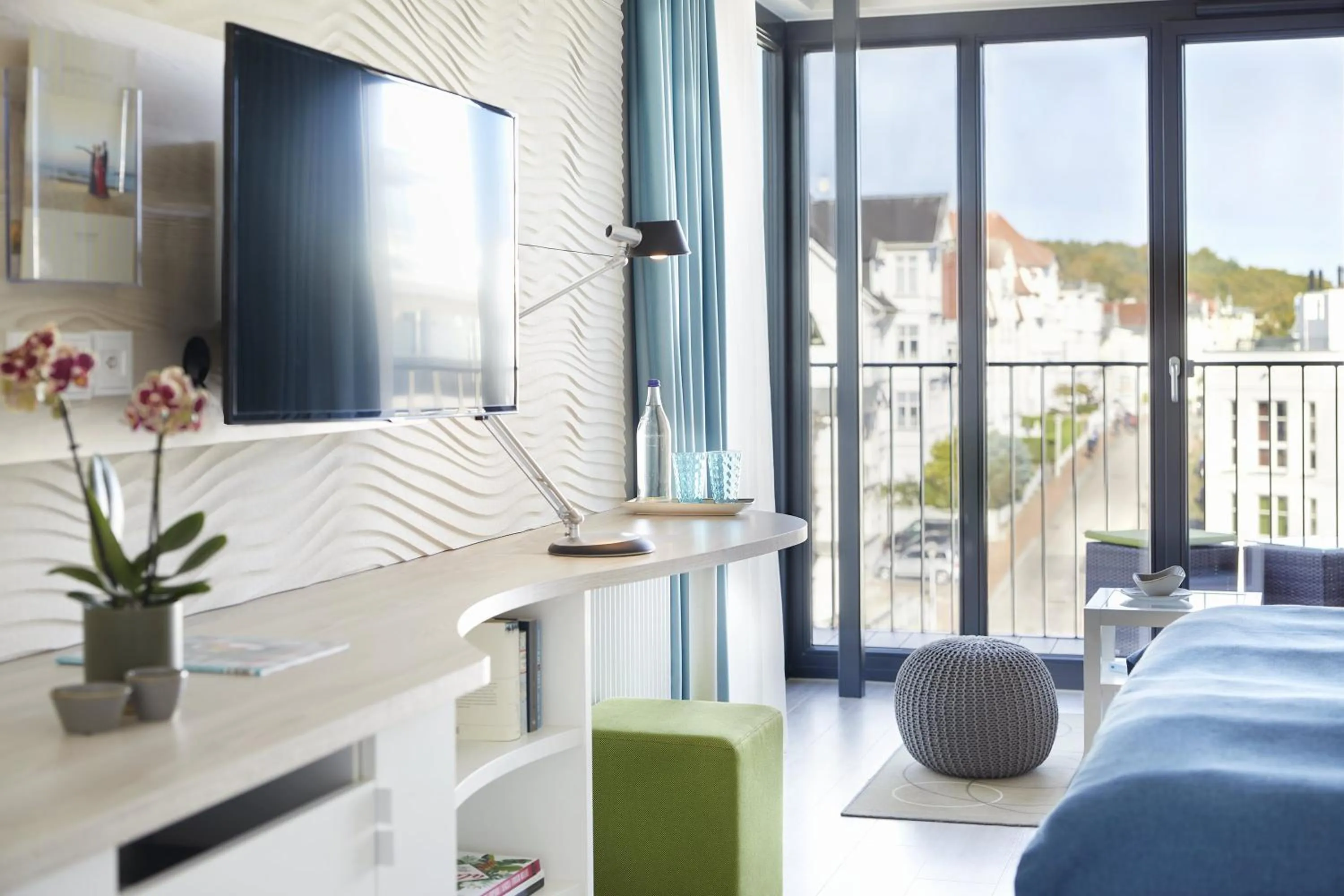 Photo of the whole room, Bed in SEETELHOTEL Kaiserstrand Beachhotel das Lifestyle-Hotel direkt am Strand