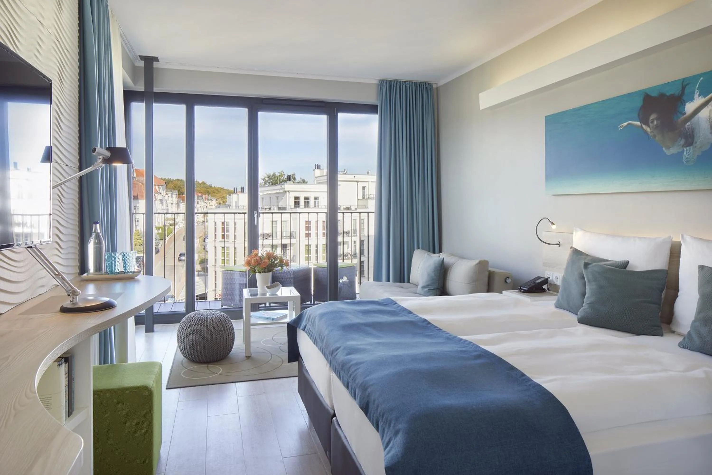 Photo of the whole room, Bed in SEETELHOTEL Kaiserstrand Beachhotel das Lifestyle-Hotel direkt am Strand