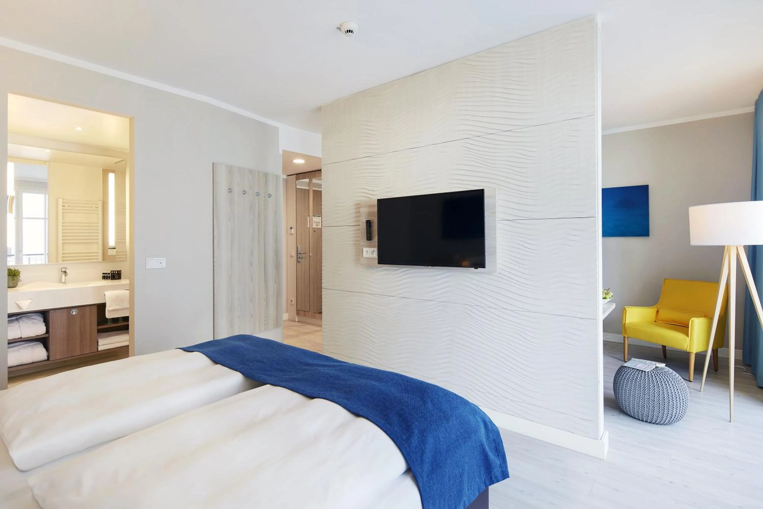 Photo of the whole room, Bed in SEETELHOTEL Kaiserstrand Beachhotel das Lifestyle-Hotel direkt am Strand