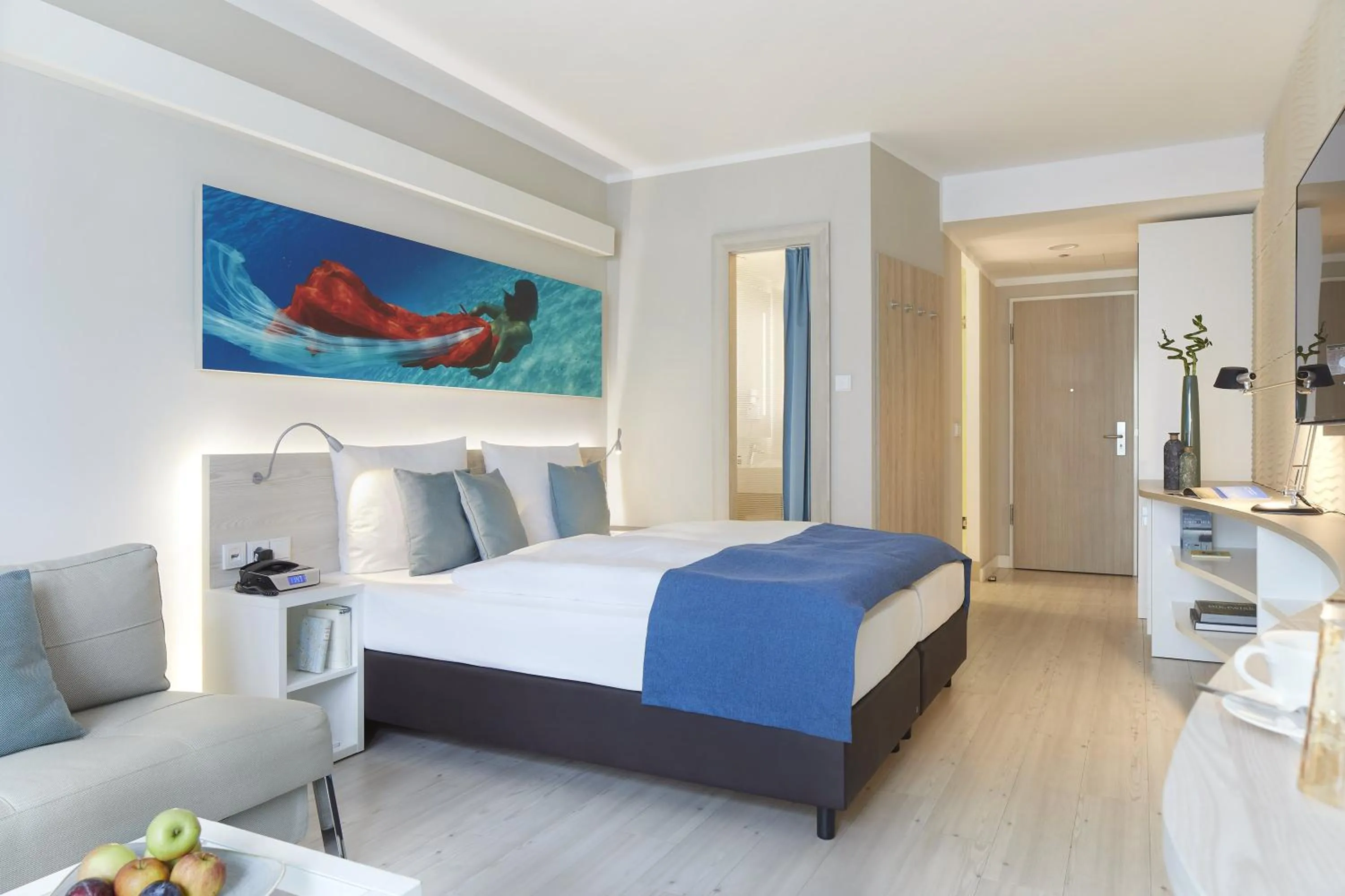 Photo of the whole room, Bed in SEETELHOTEL Kaiserstrand Beachhotel das Lifestyle-Hotel direkt am Strand