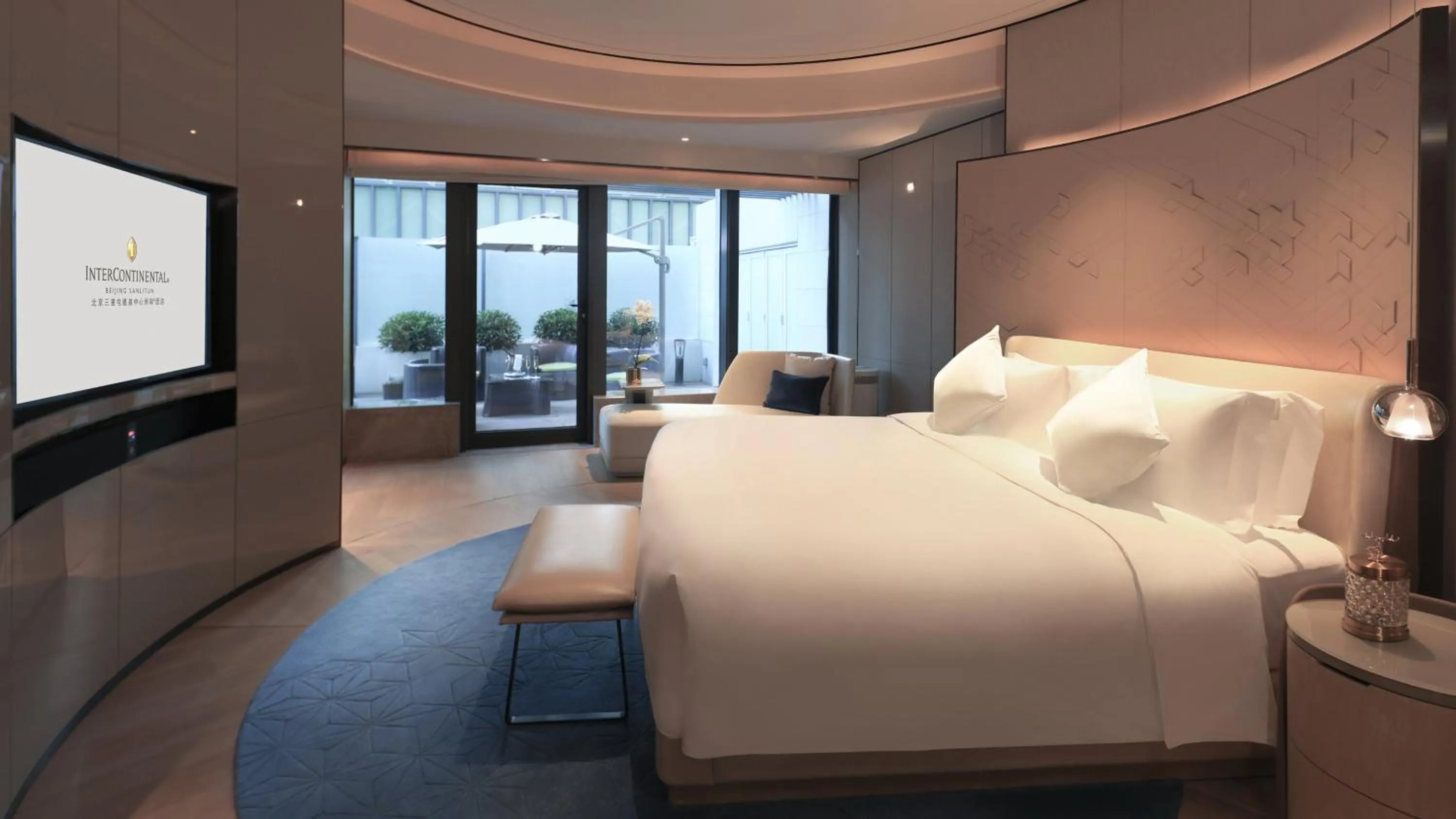 Photo of the whole room, Bed in InterContinental Beijing Sanlitun by IHG