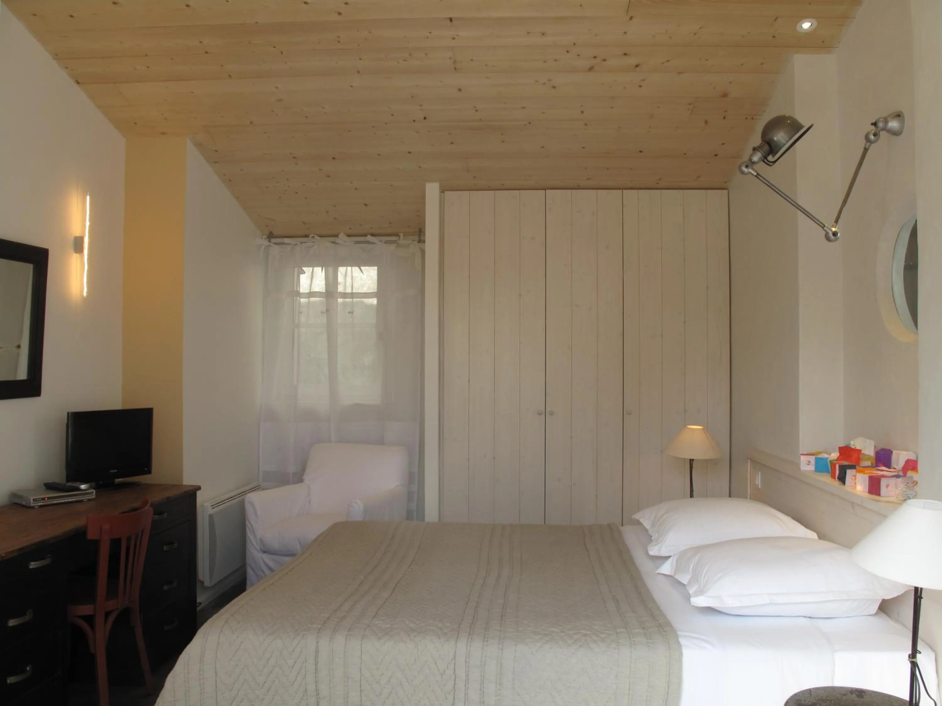 Bed in Hôtel Le Sénéchal