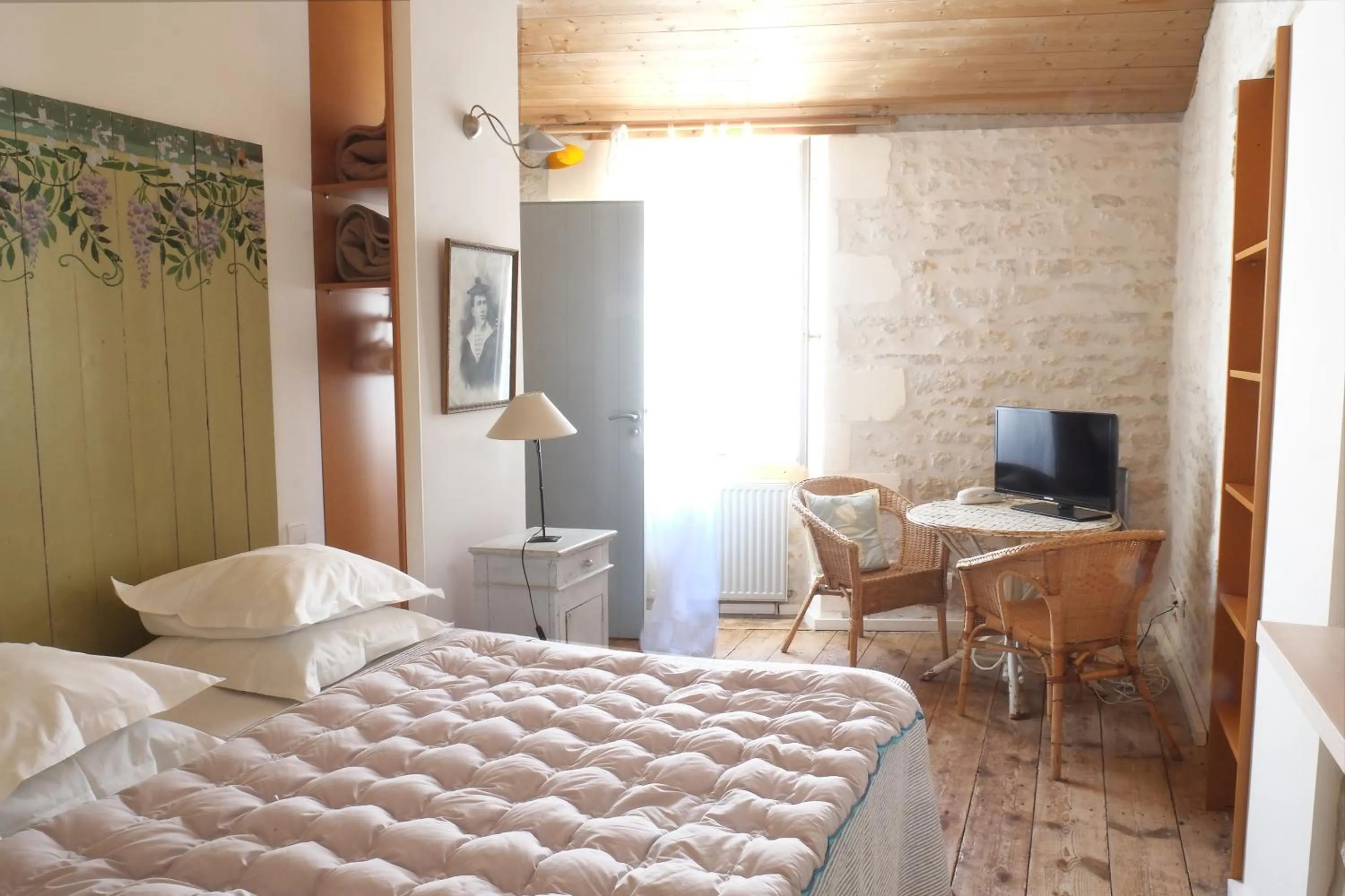 Bed in Hôtel Le Sénéchal