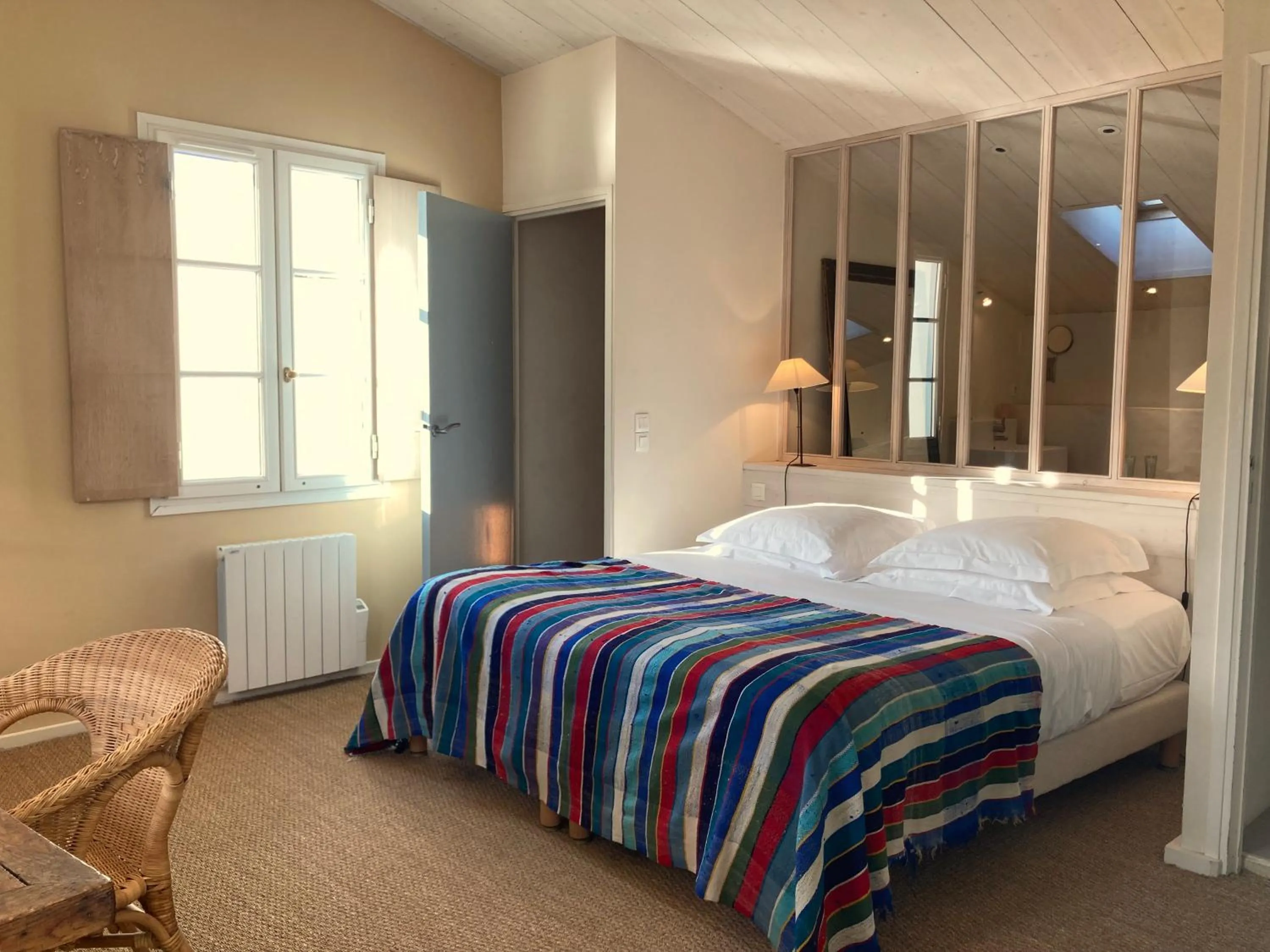 Bed in Hôtel Le Sénéchal