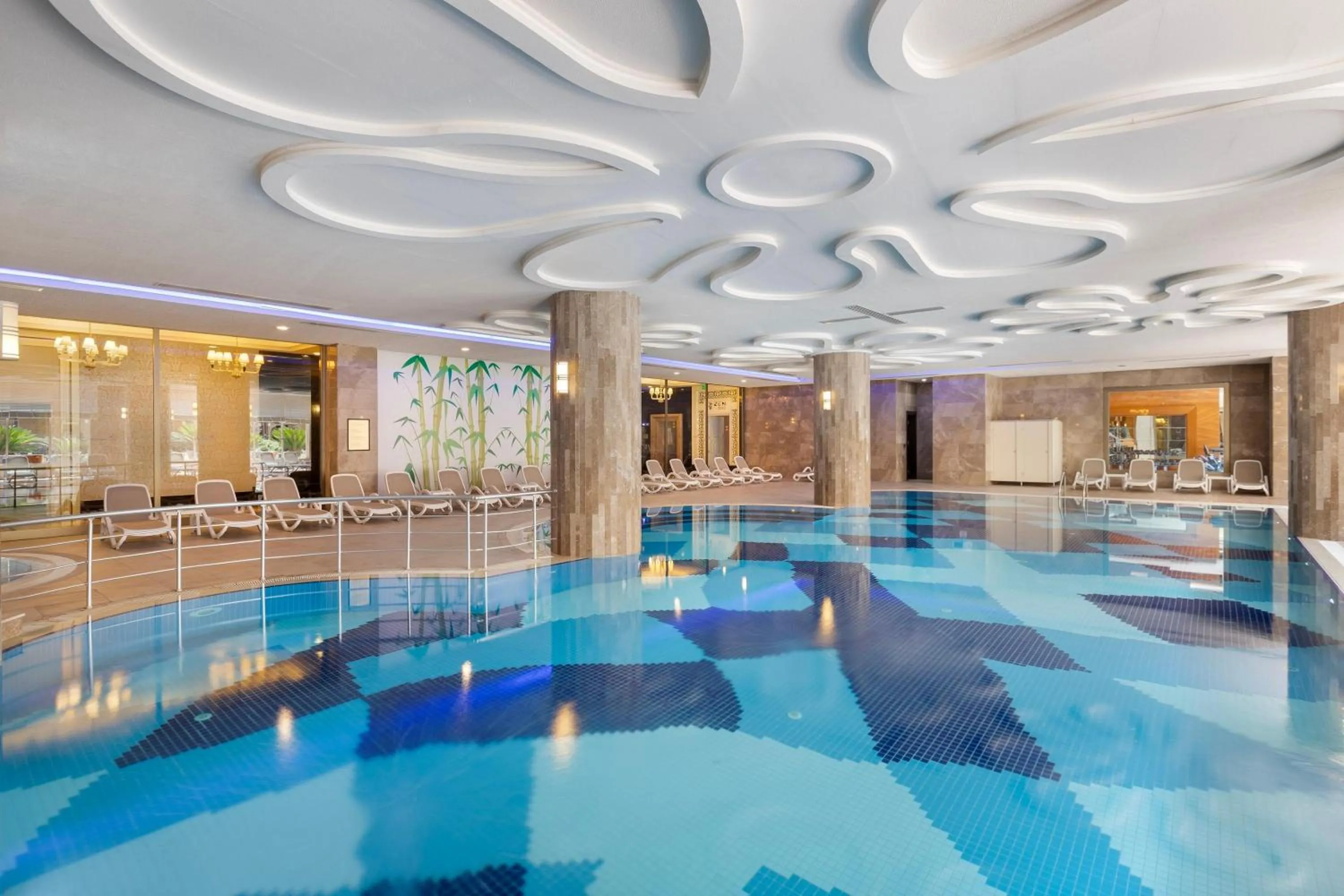 Swimming pool in Kirman Belazur Resort & Spa