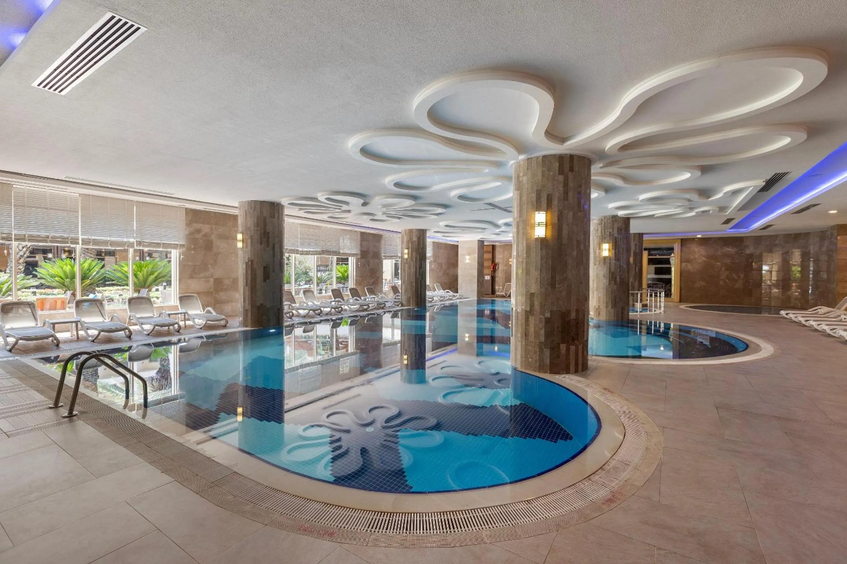 Swimming pool in Kirman Belazur Resort & Spa