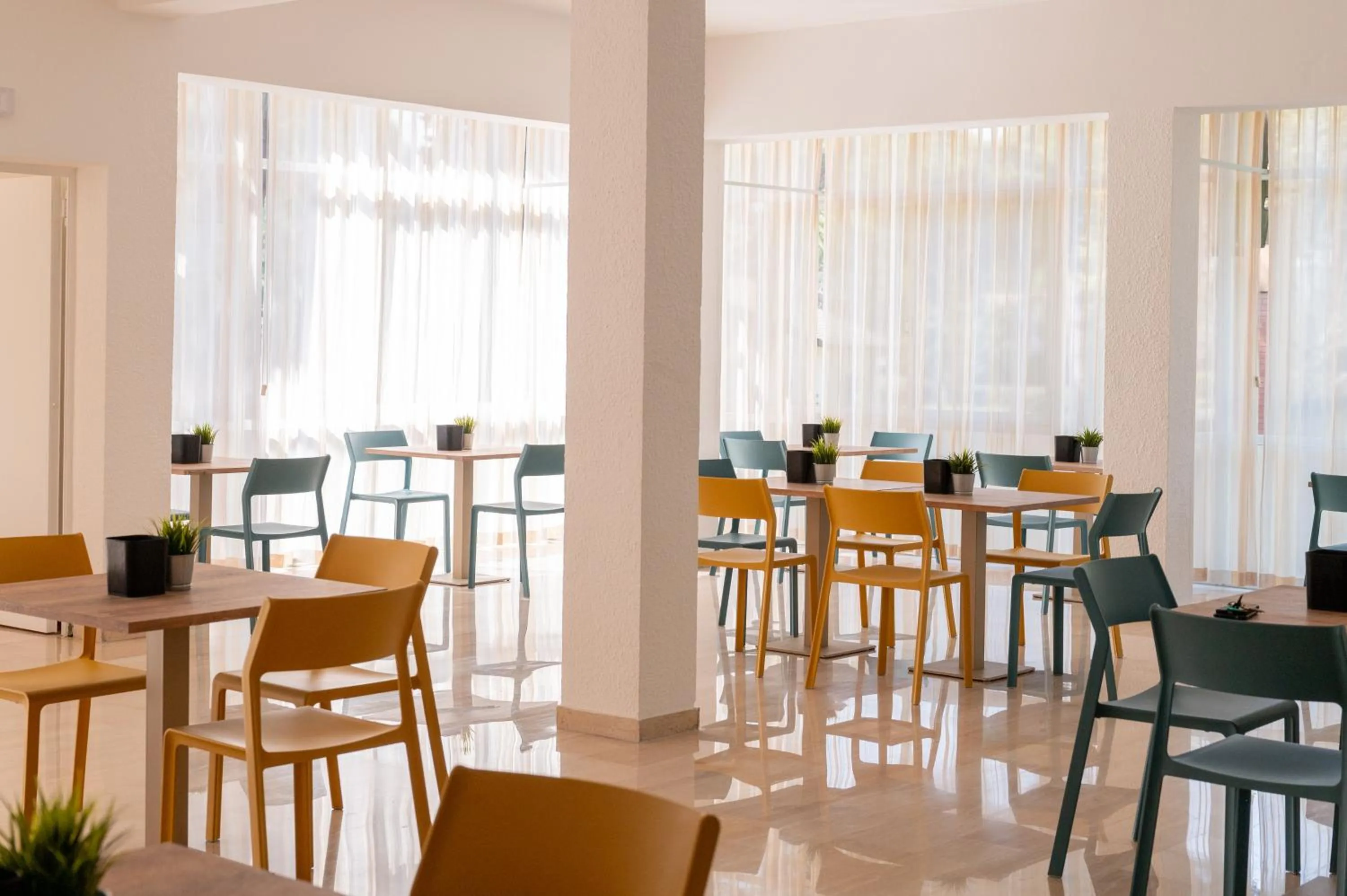 Restaurant/places to eat in Hotel Chery