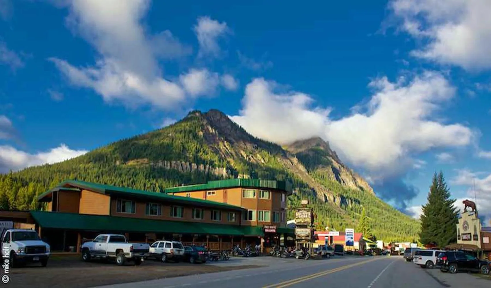 Facade/entrance in Soda Butte Lodge