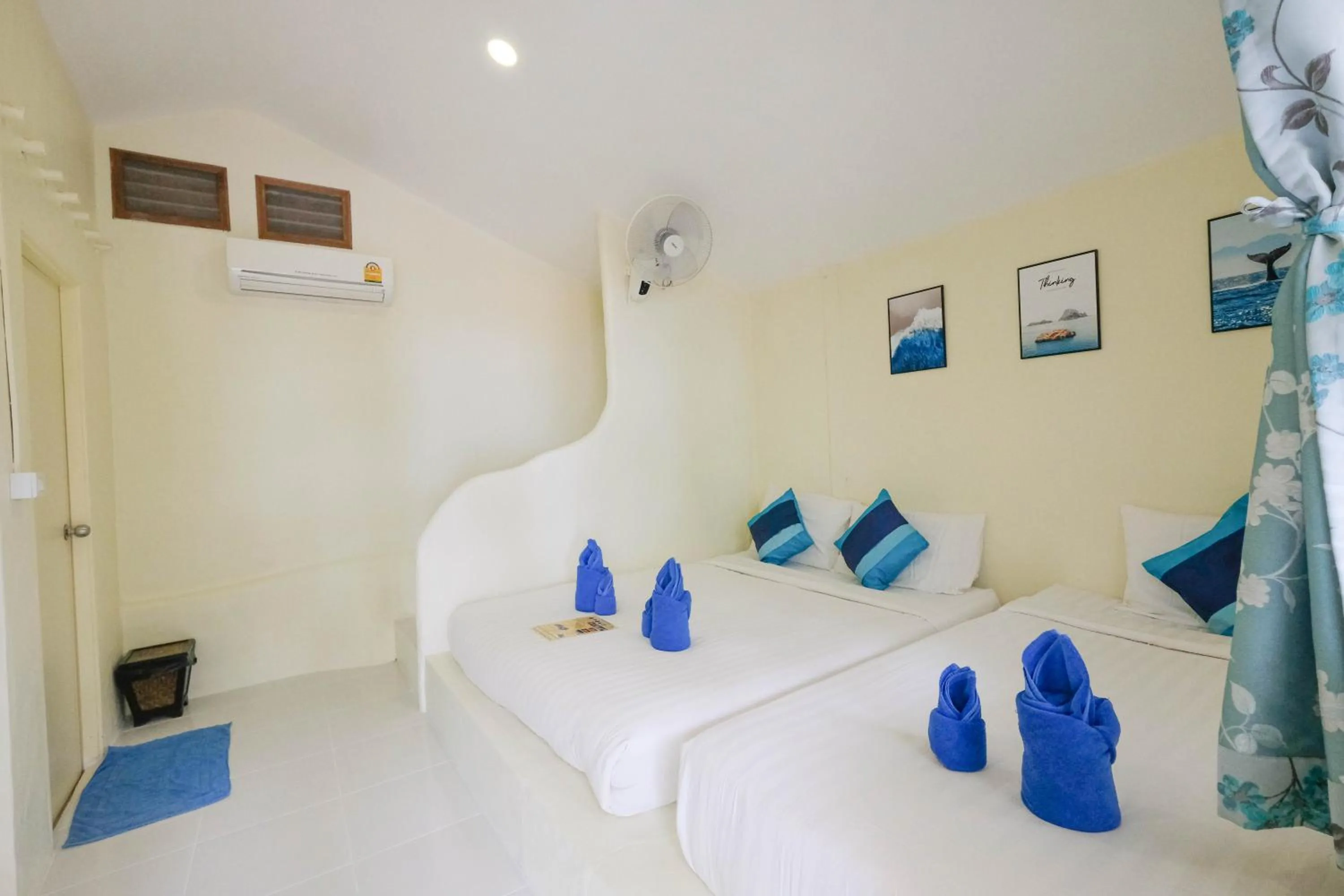 Photo of the whole room, Bed in Bubble Bungalow