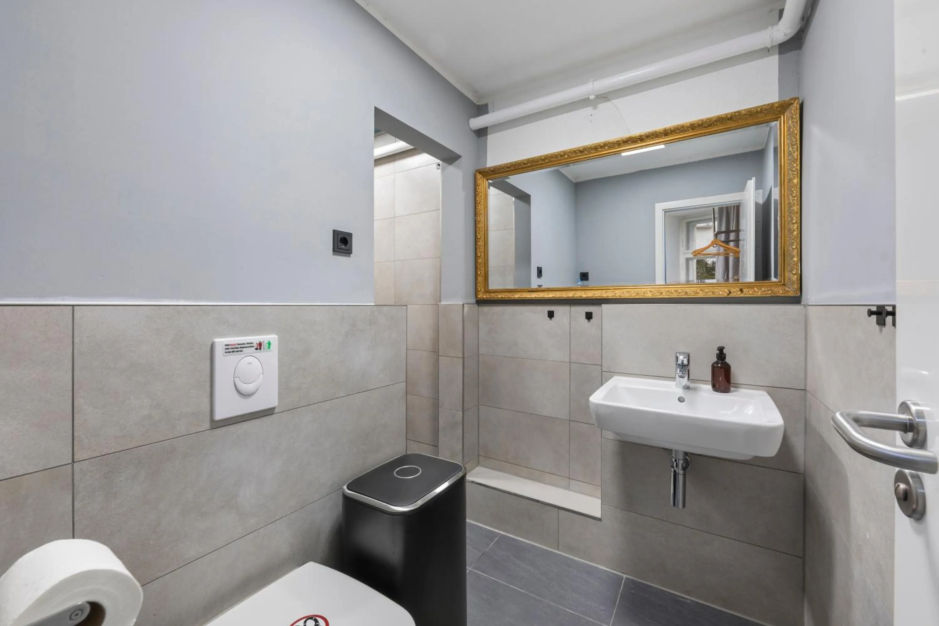 Bathroom in Big family apartment Berlin Treptower Park