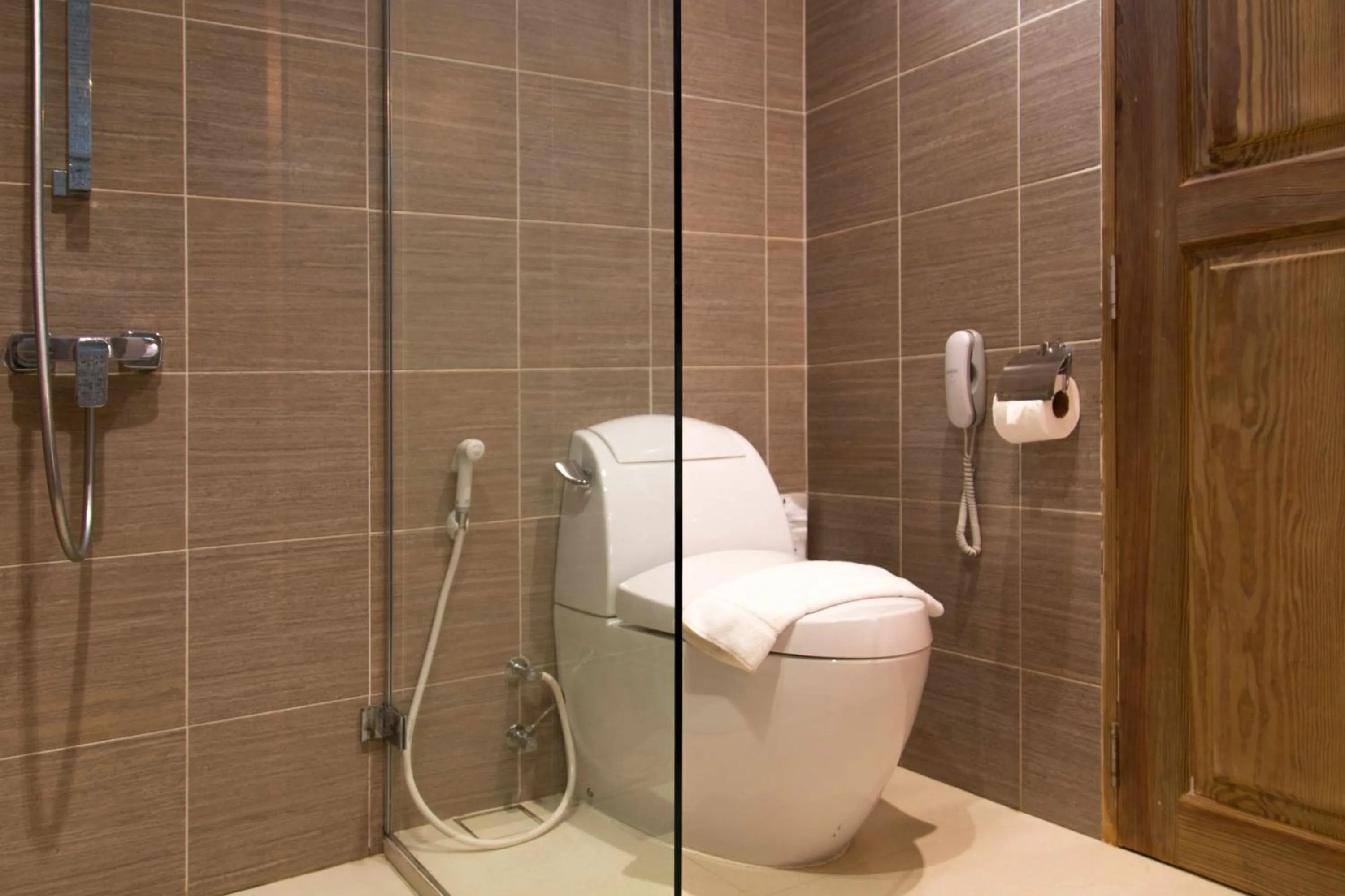 Shower in Mela Garden Retreat Cottage