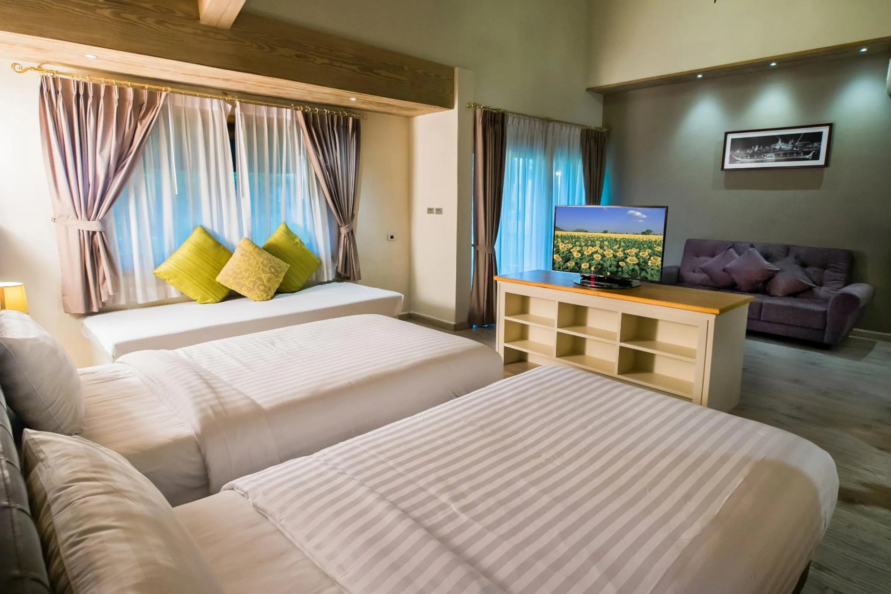 TV and multimedia, Bed in Mela Garden Retreat Cottage