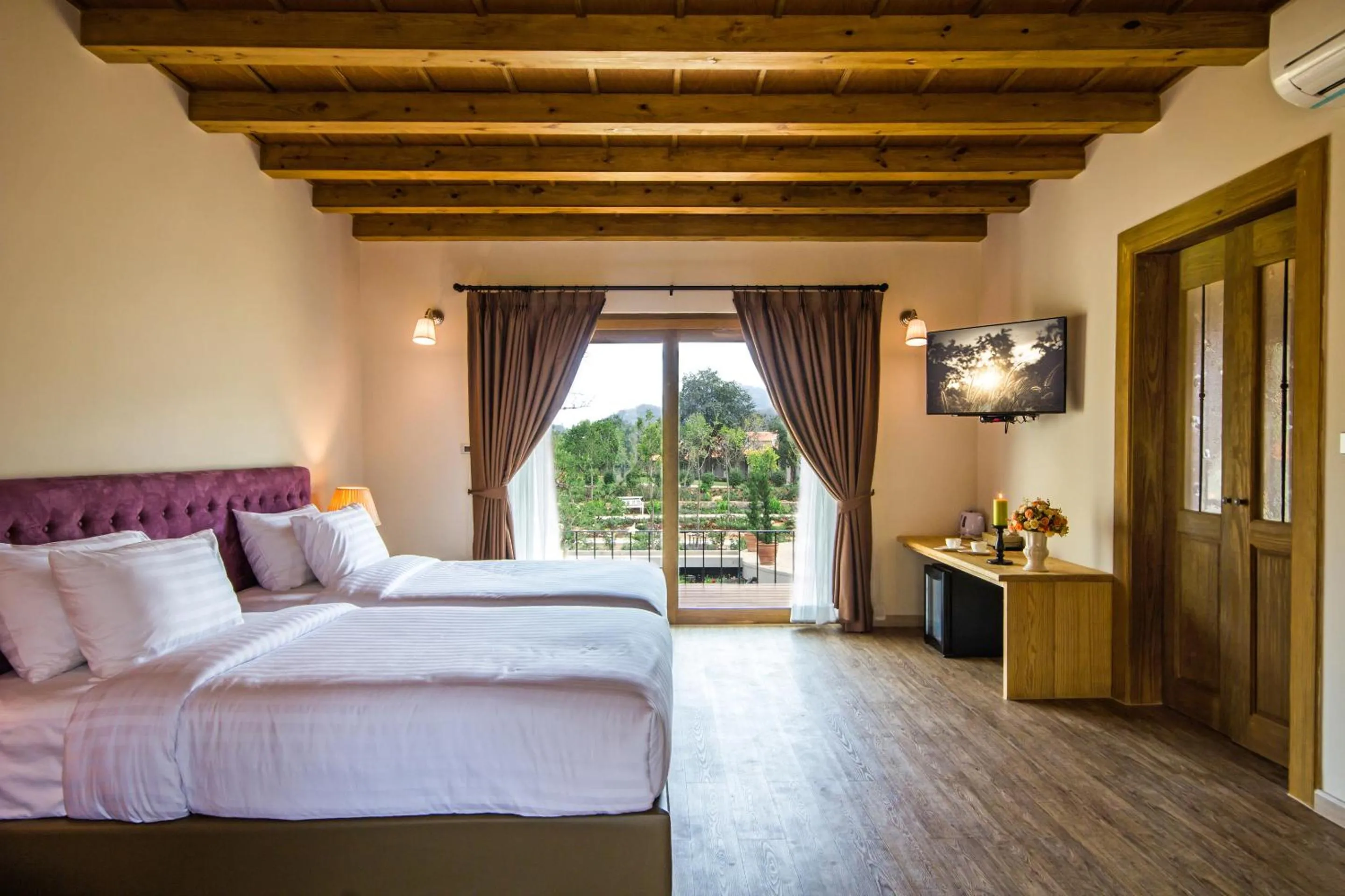 Bed in Mela Garden Retreat Cottage