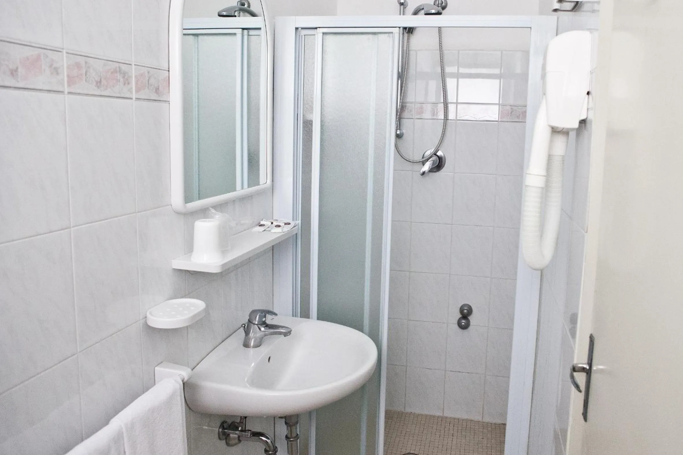 Shower in Hotel Latini