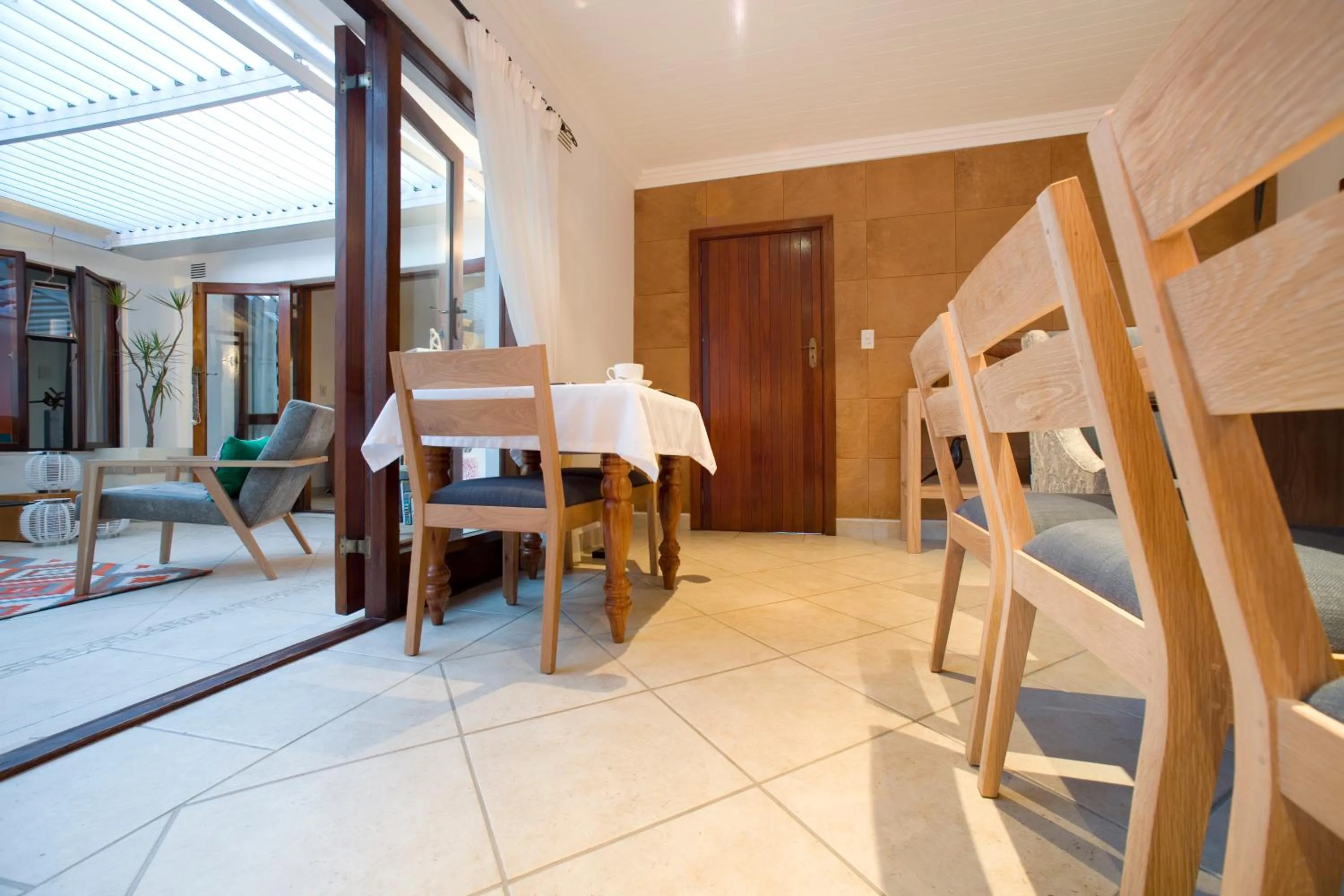 Lounge or bar, Bed in Candlewood Lodge