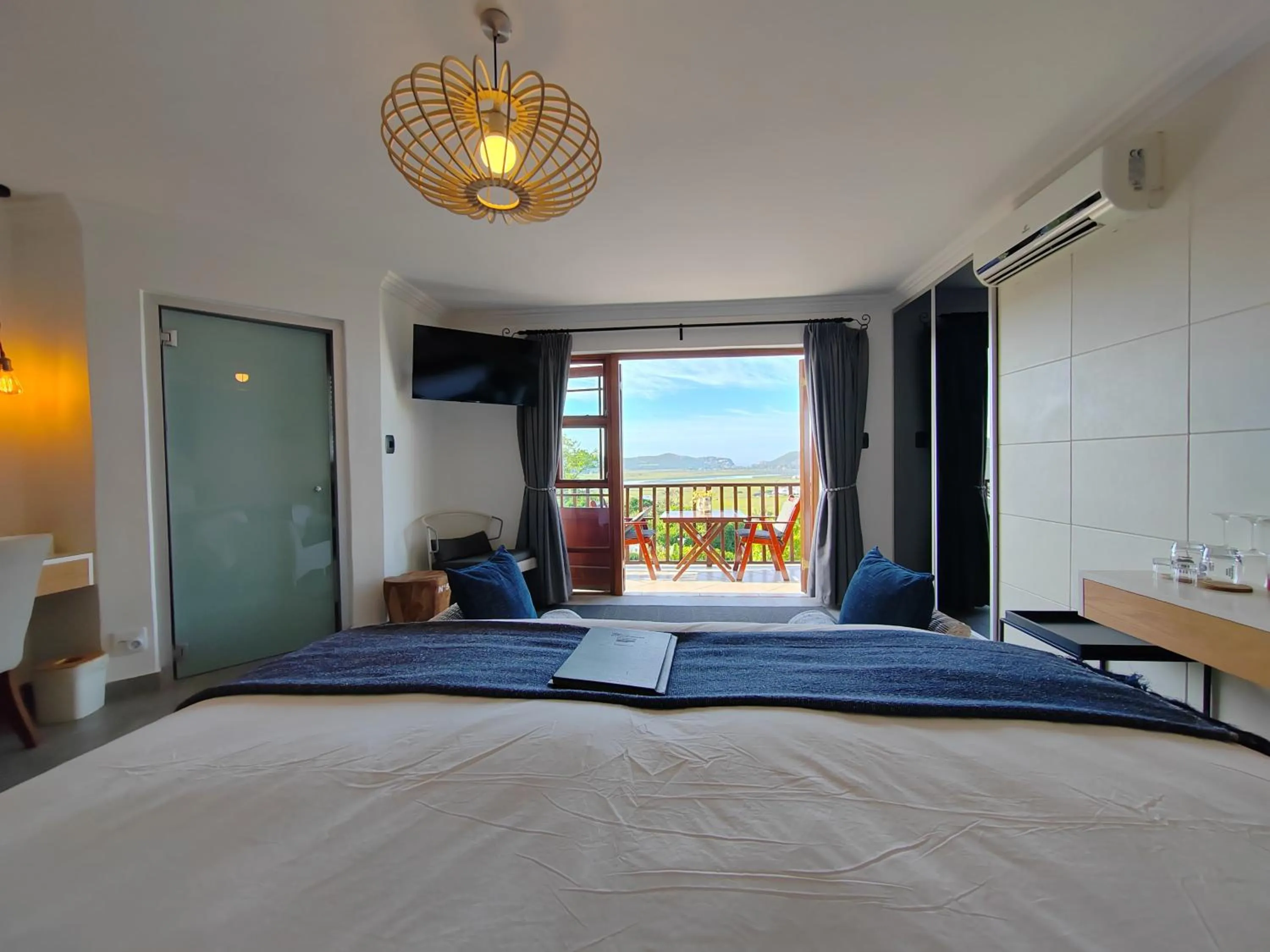 View (from property/room), Bed in Candlewood Lodge