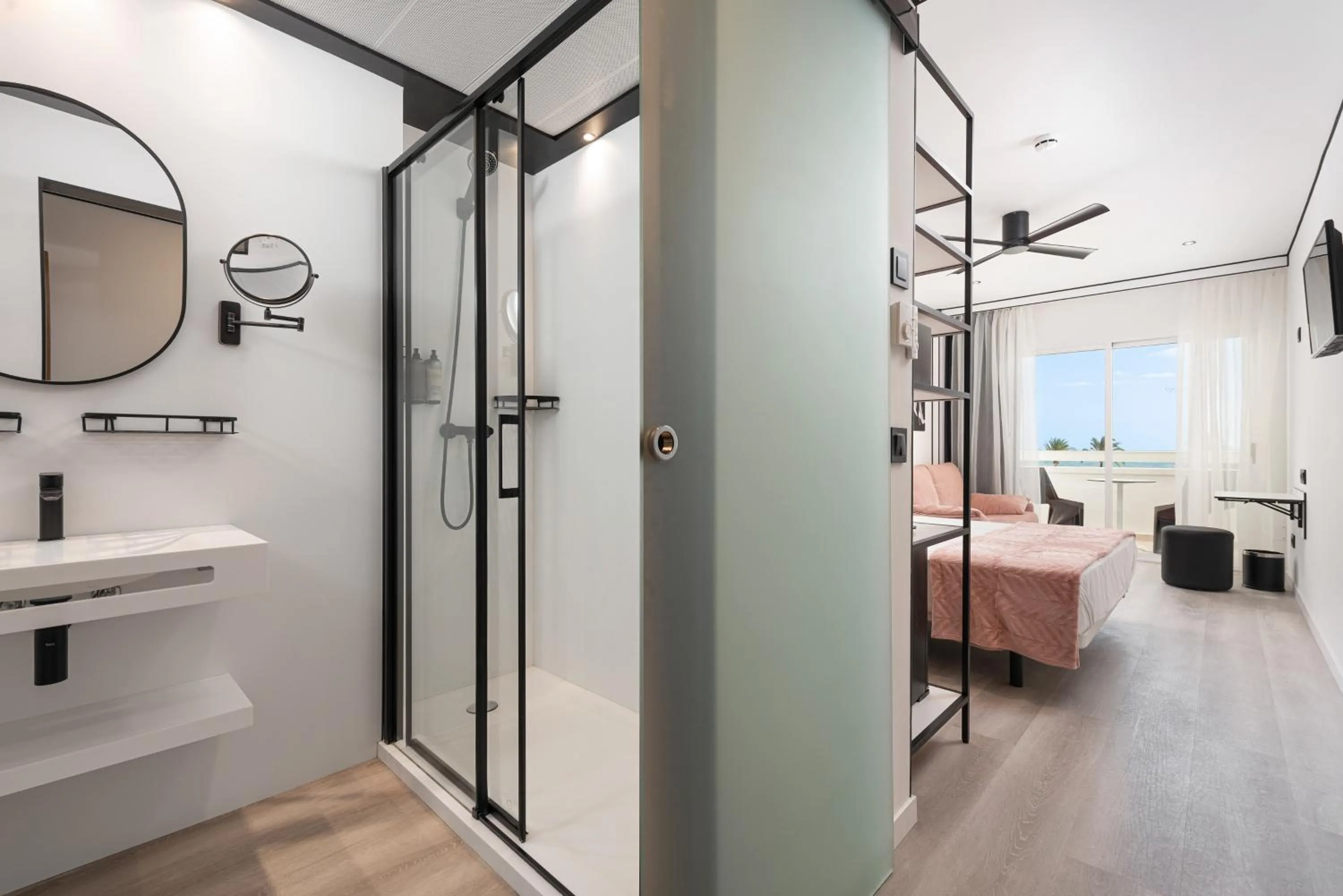 Bathroom, Bed in Hotel Condesa