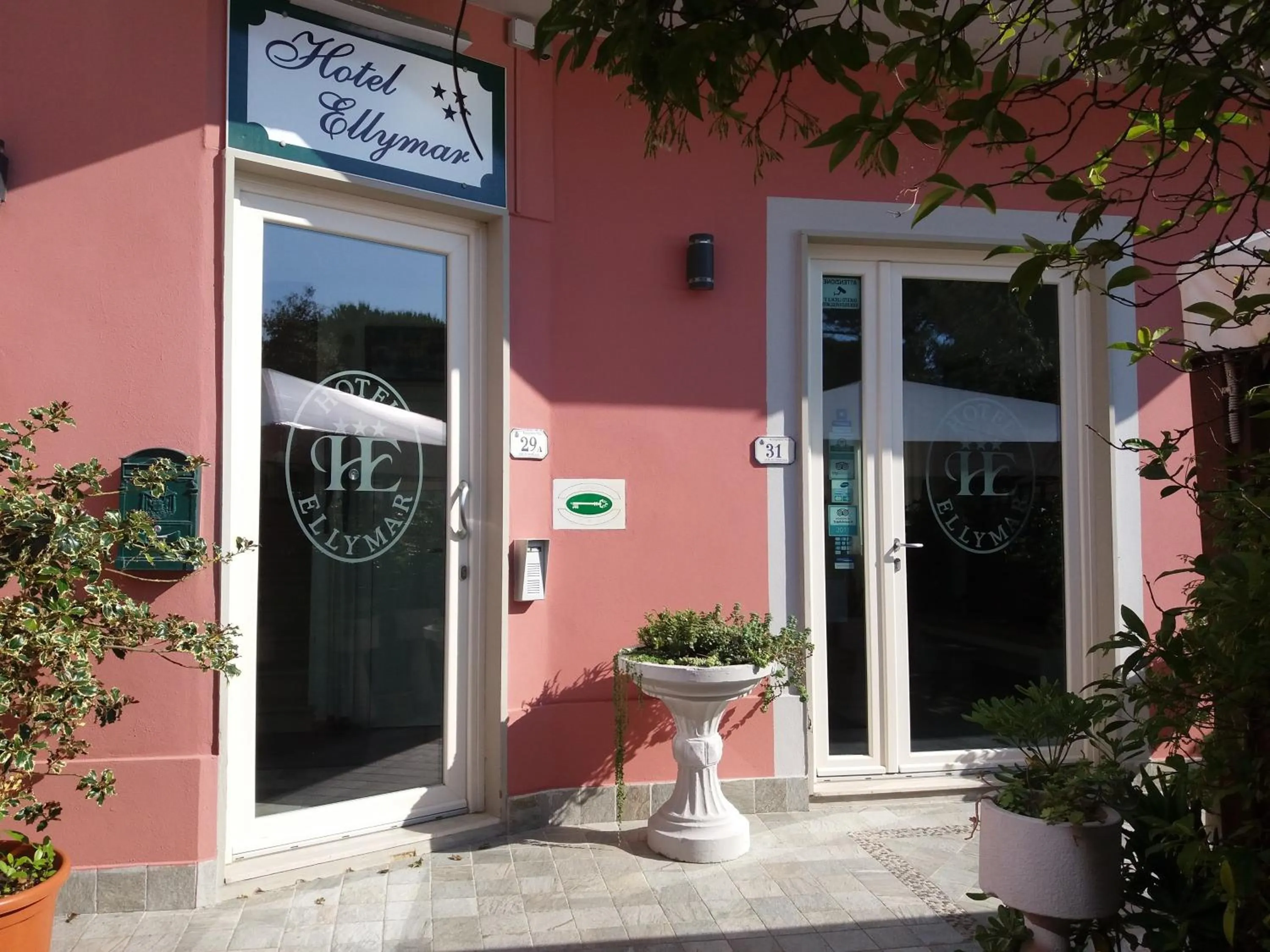 Facade/entrance in Hotel Ellymar