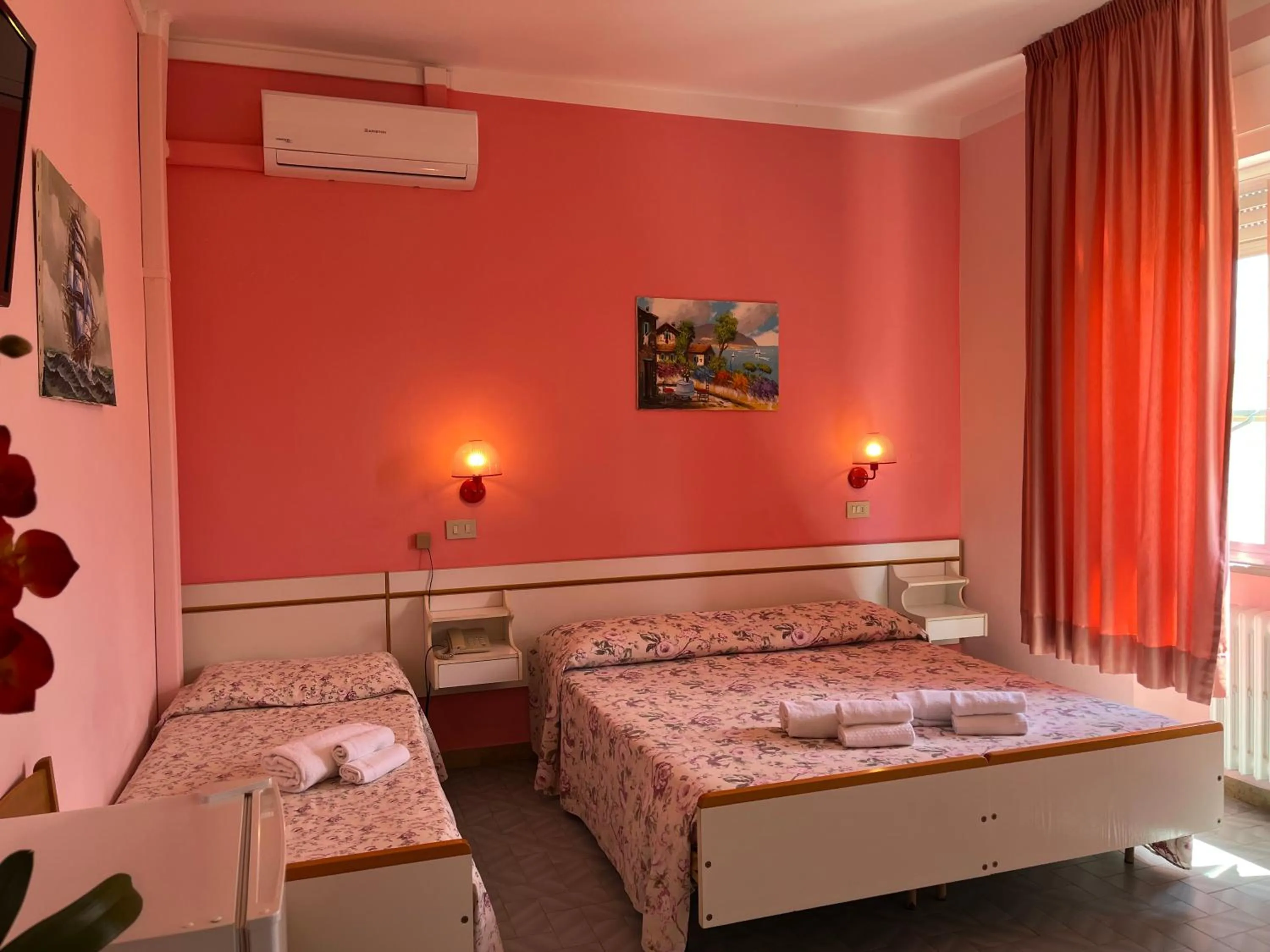 Photo of the whole room in Hotel Ellymar