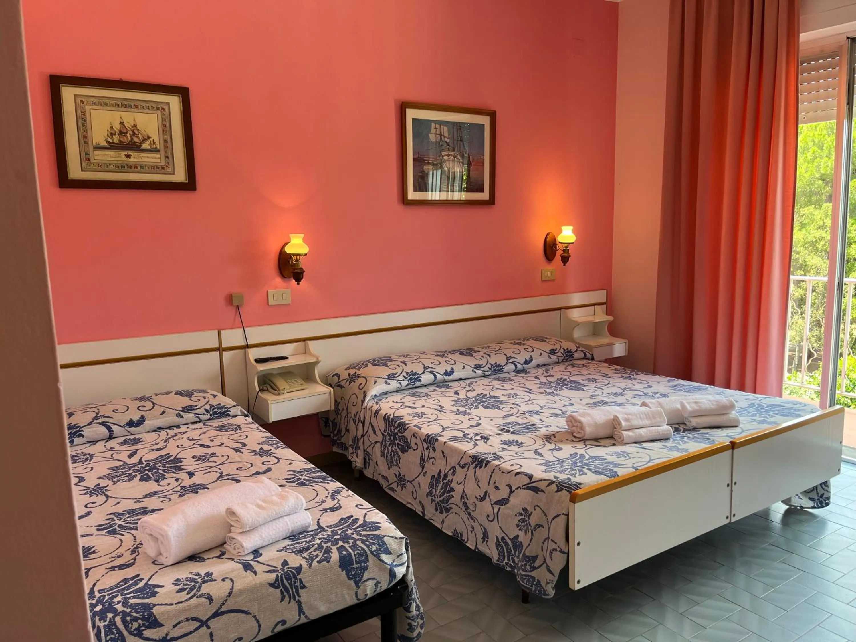 Photo of the whole room in Hotel Ellymar