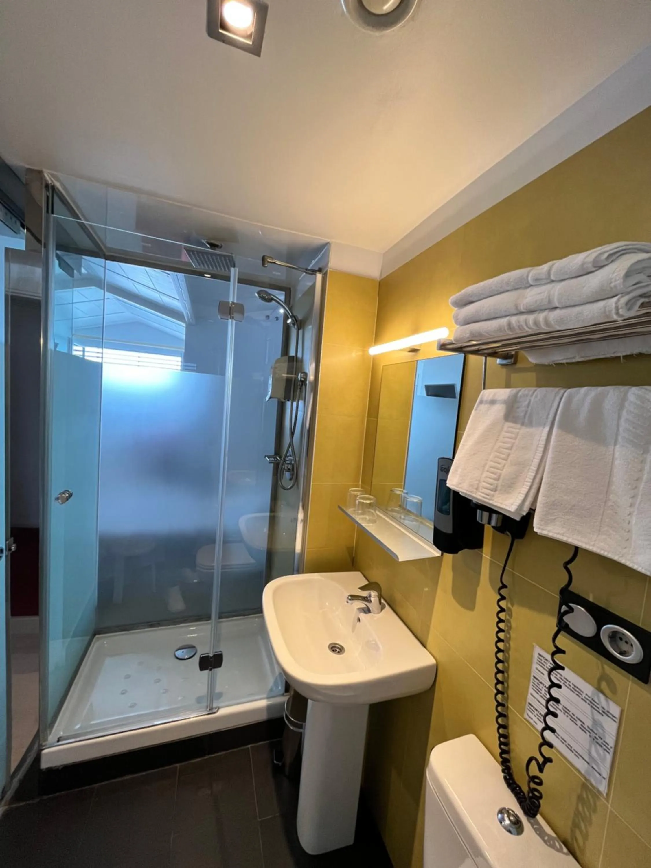 Bathroom in Hotel Punta Monpas