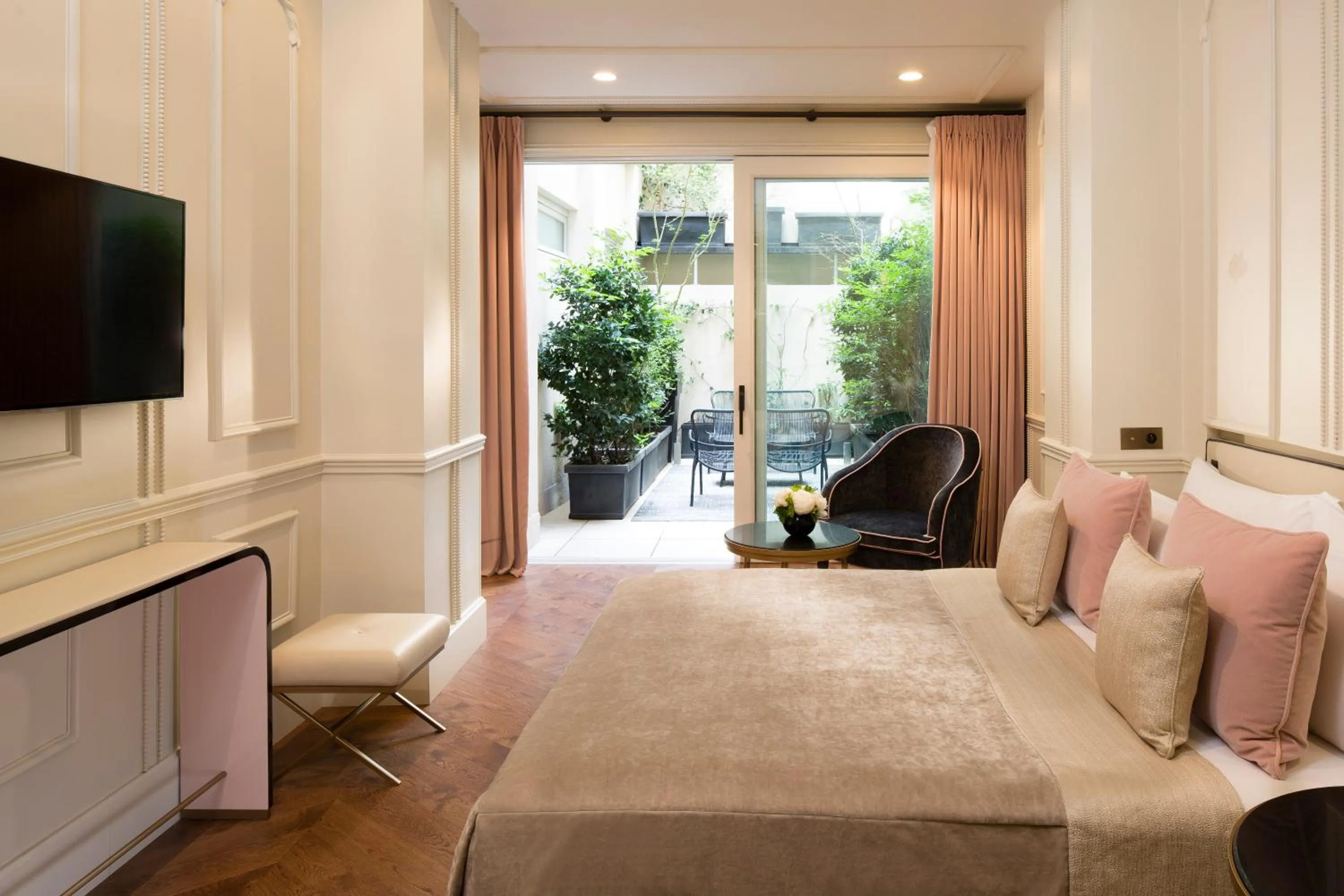 Photo of the whole room, Bed in Le Narcisse Blanc