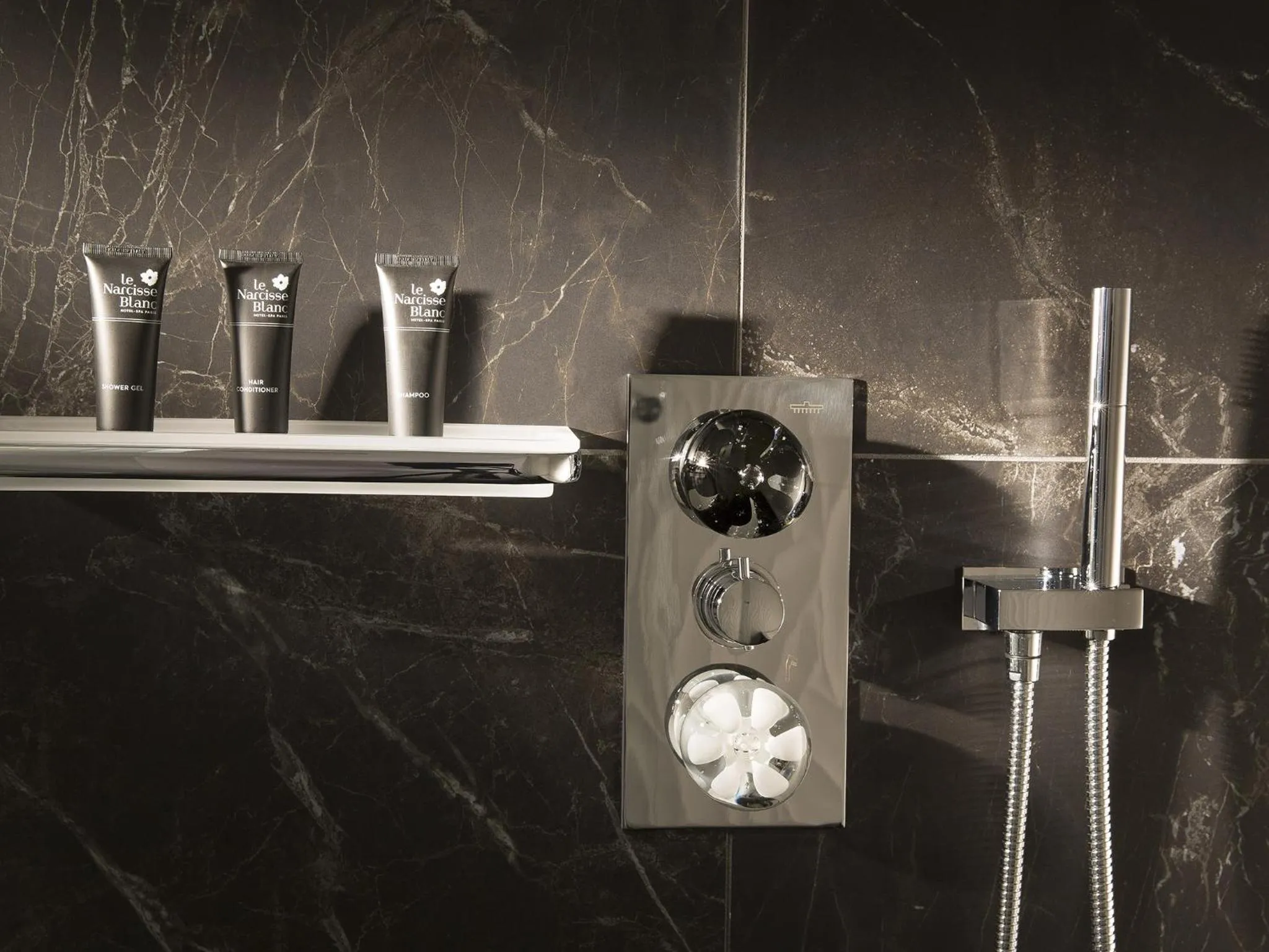 Bathroom in Le Narcisse Blanc