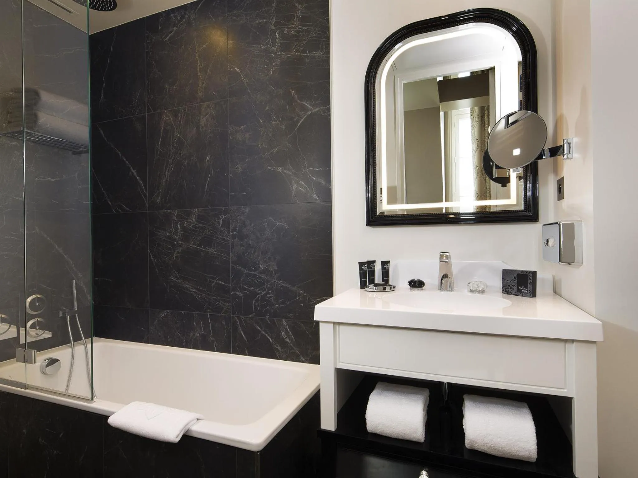 Bathroom in Le Narcisse Blanc