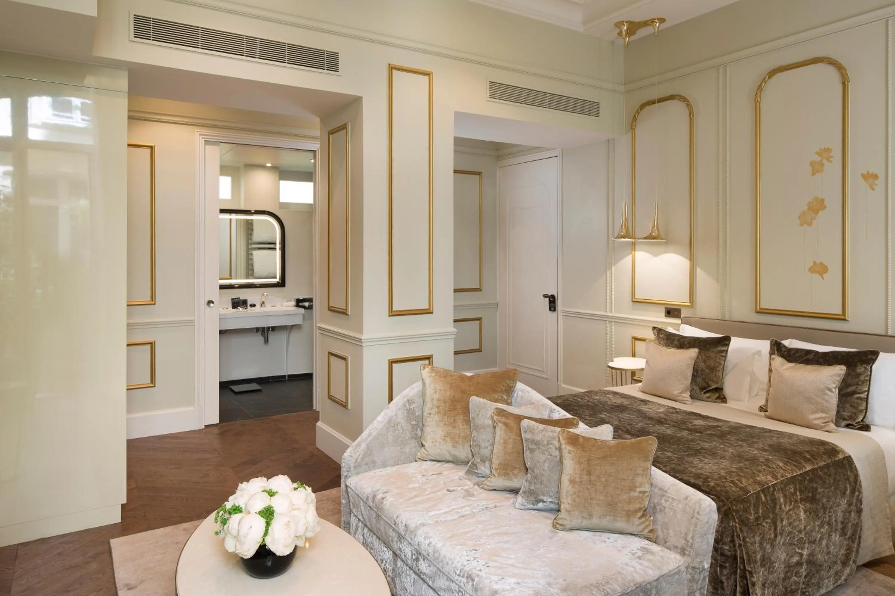 Photo of the whole room in Le Narcisse Blanc