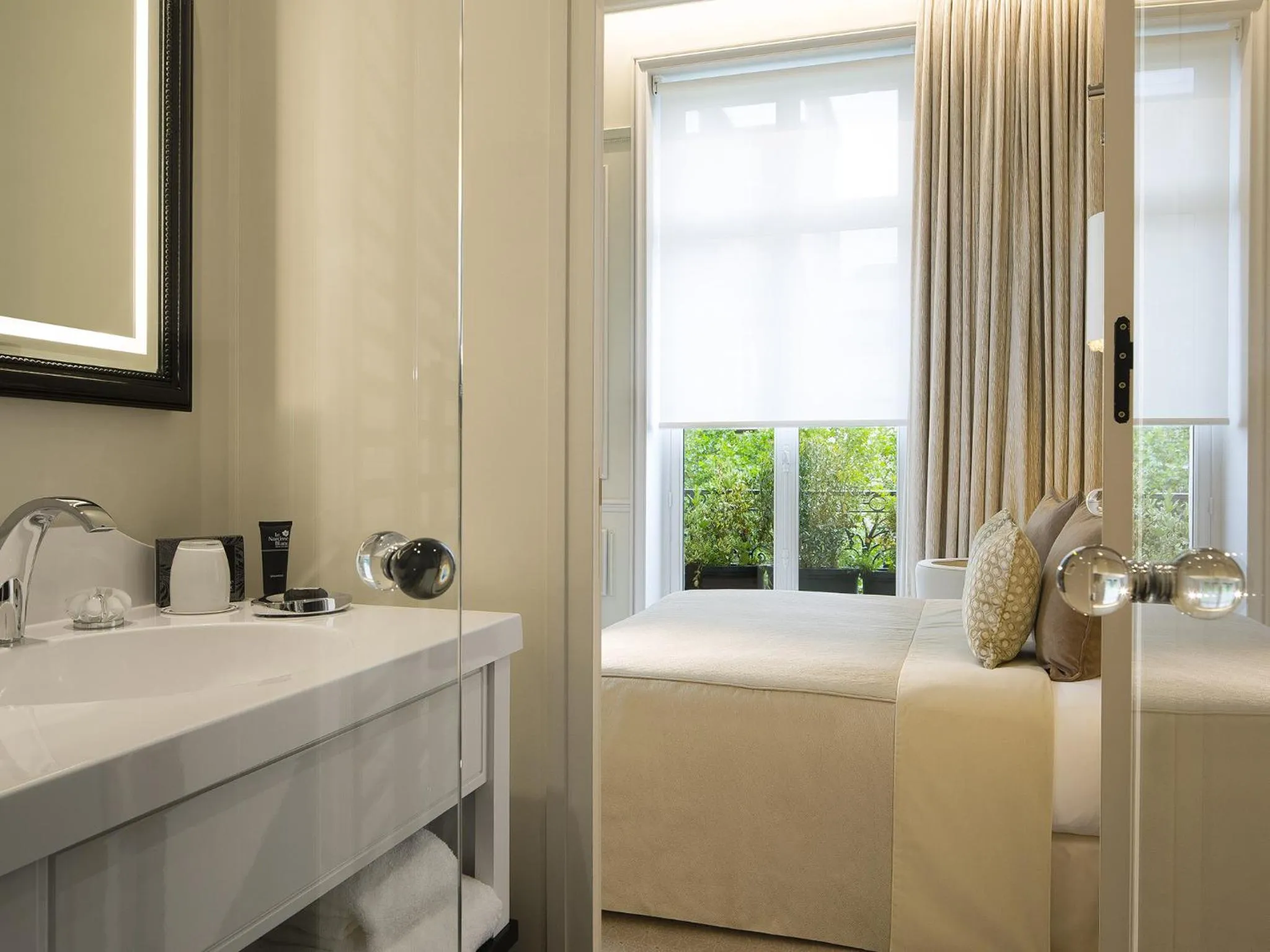 Bedroom, Bed in Le Narcisse Blanc