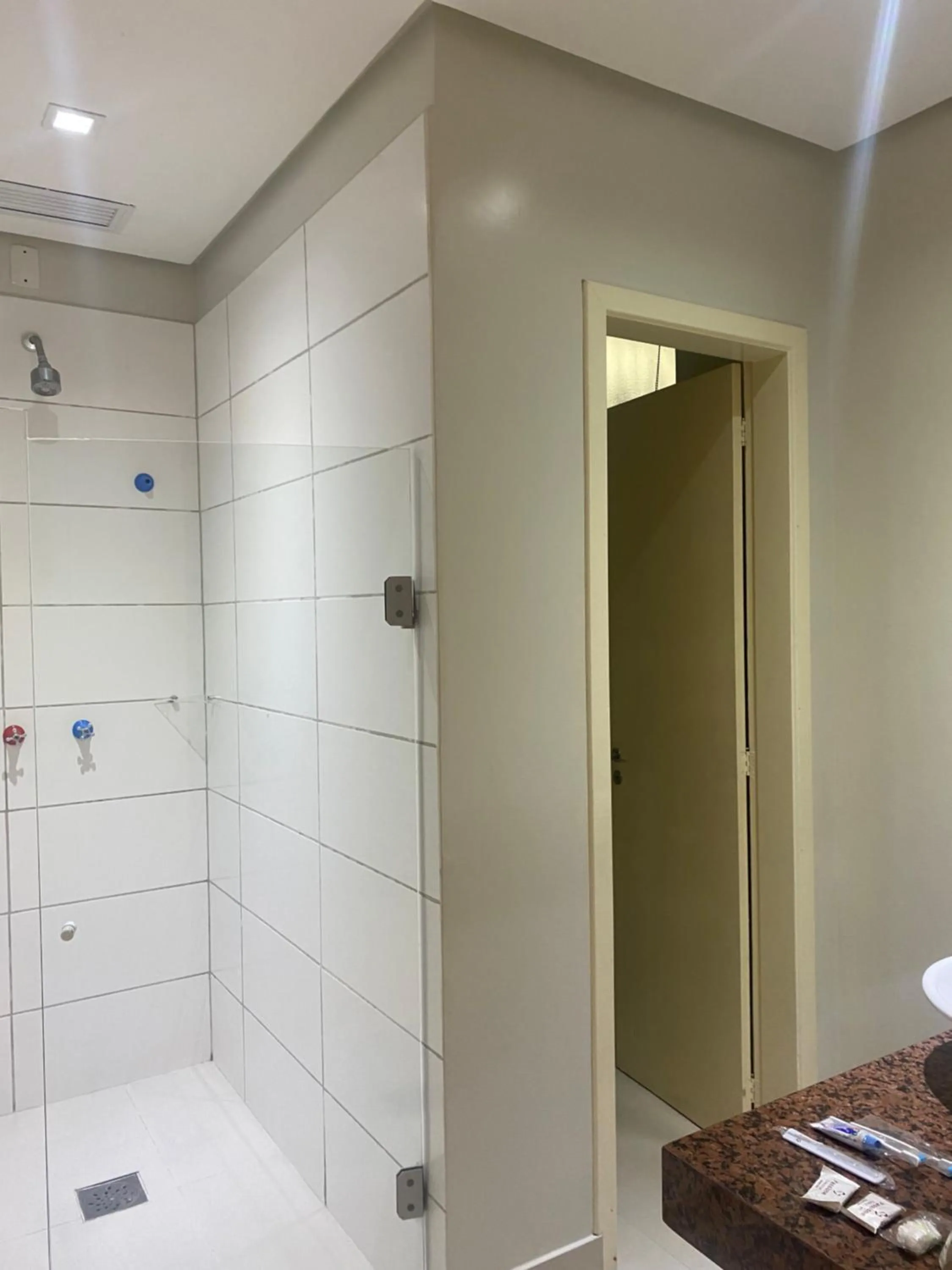 Shower in Passione Criciúma - Adult Only