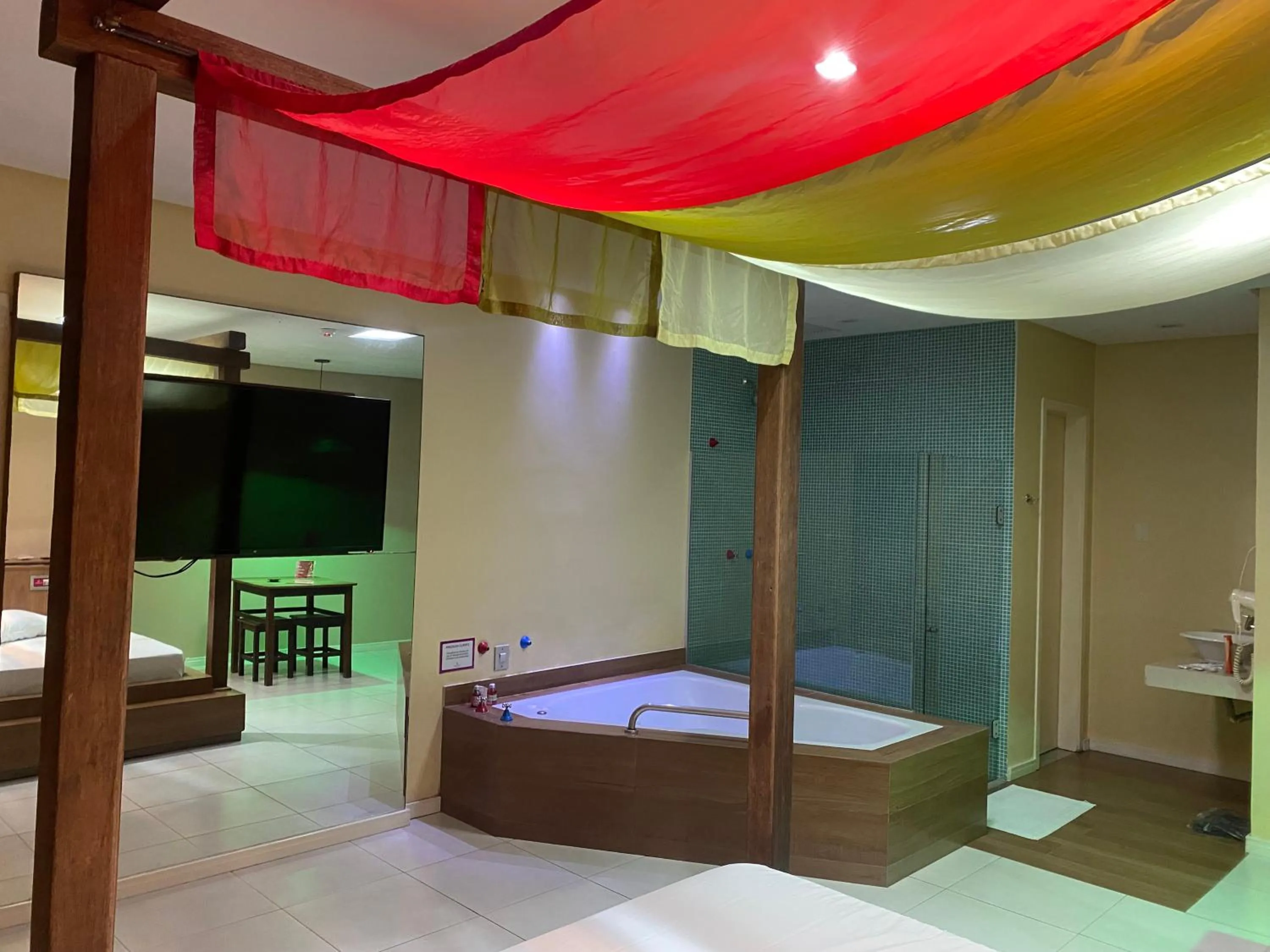 Hot Tub, Bed in Passione Criciúma - Adult Only