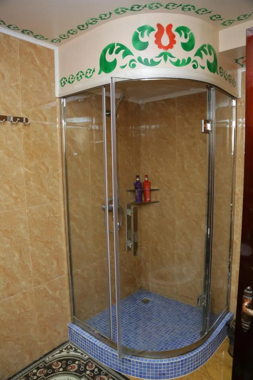 Shower in HON SAROY - immerse atmosphere in the epoch of the khans