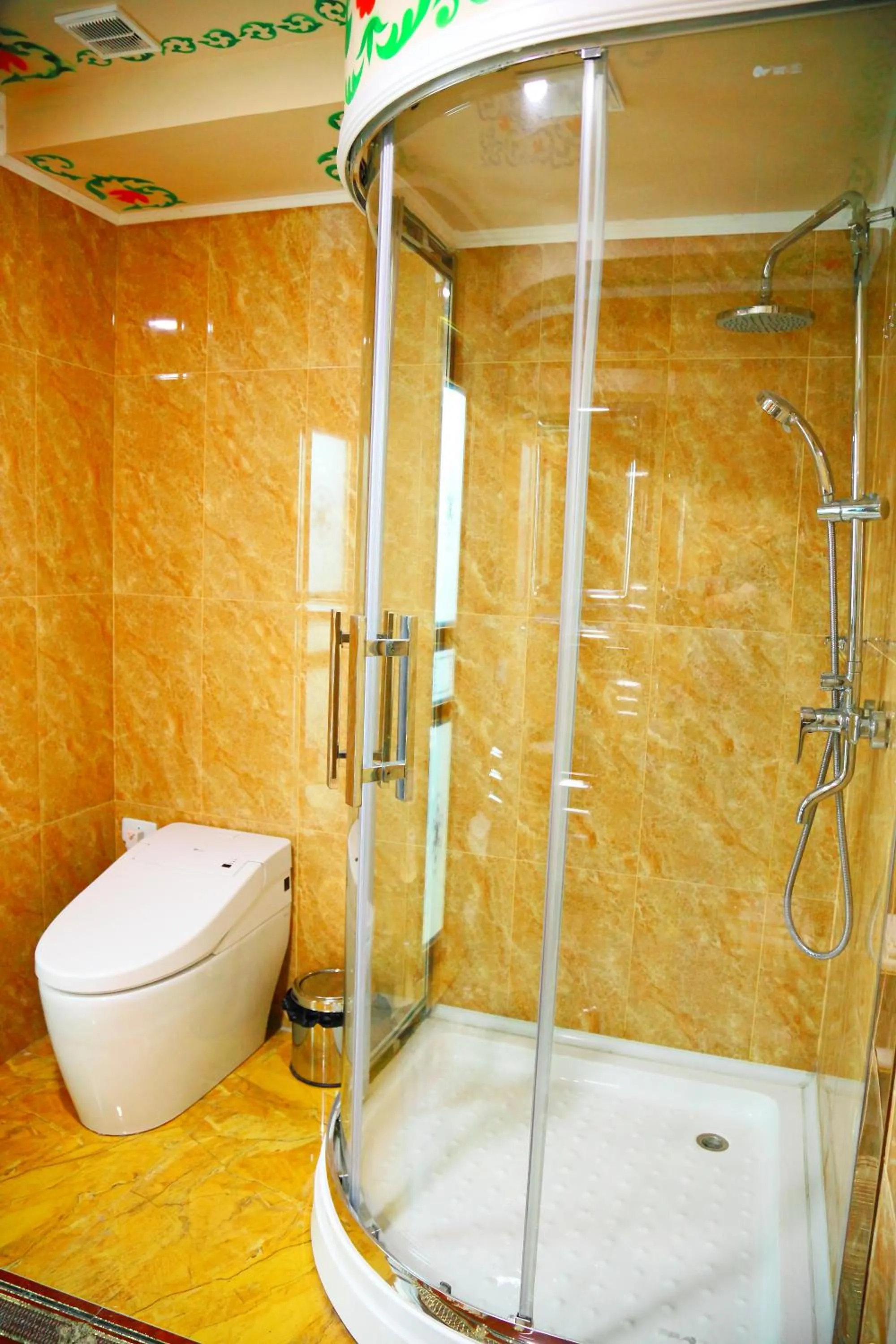 Shower in HON SAROY - immerse atmosphere in the epoch of the khans