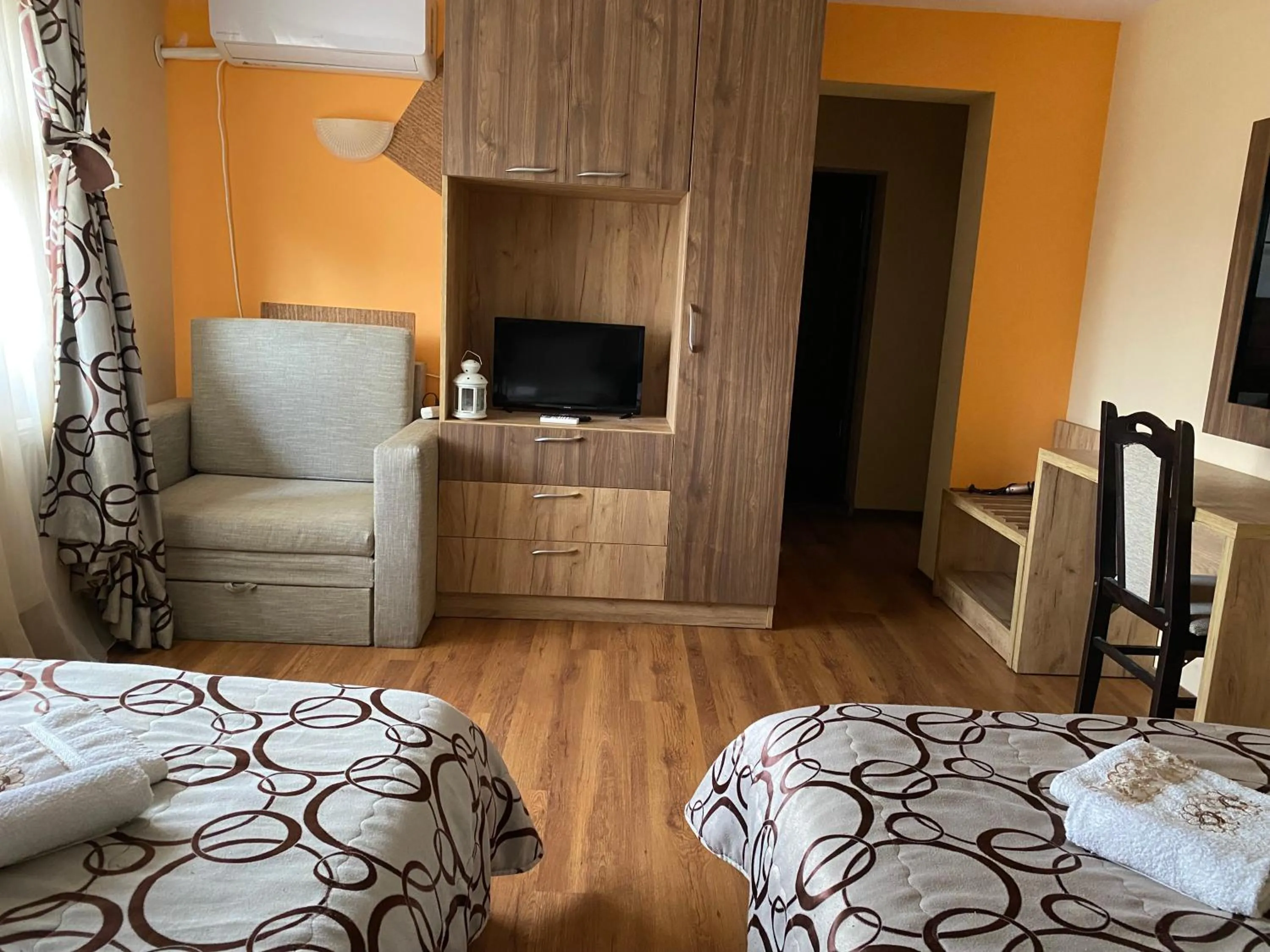 Economy Twin Room in Kot Garden Guest House