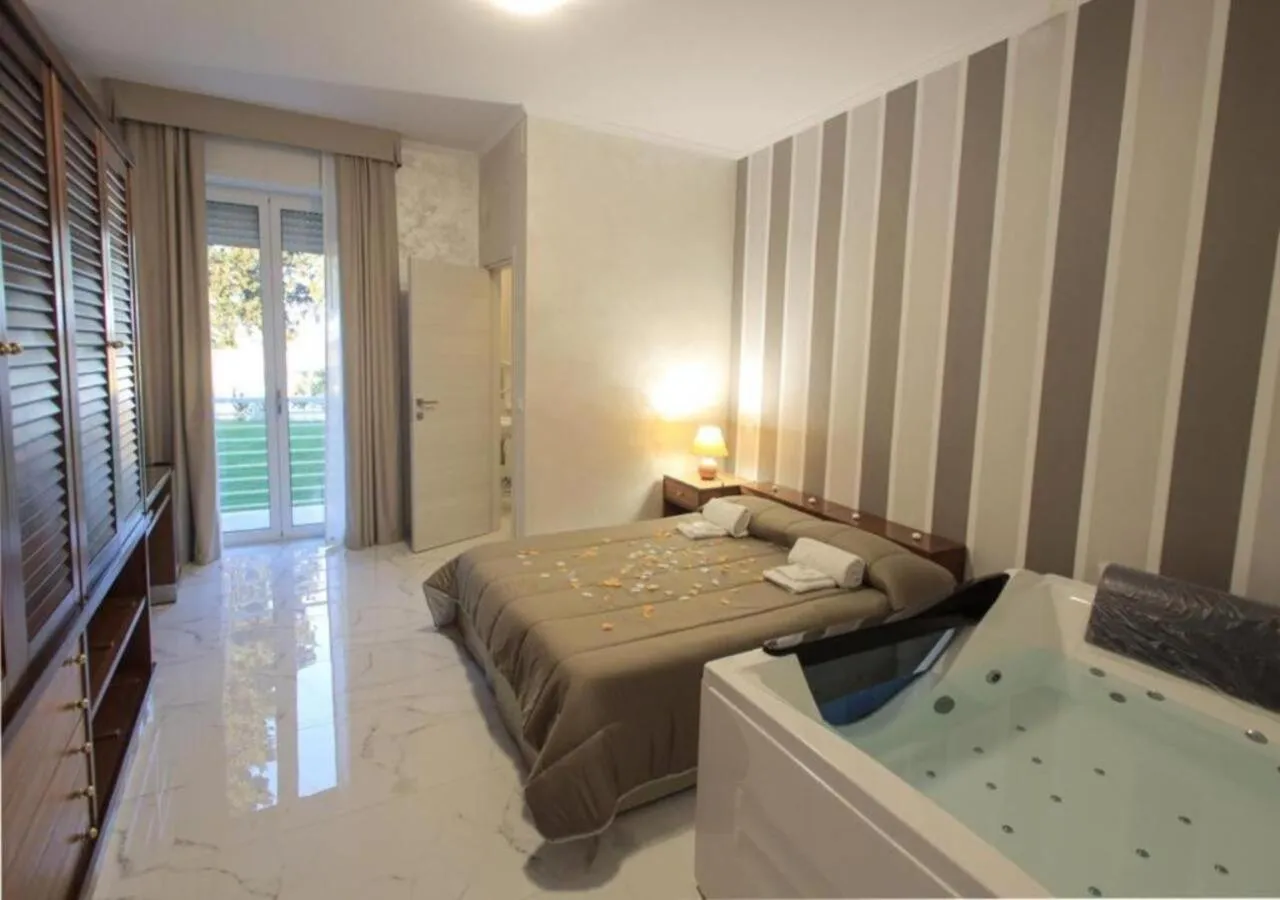 Hot Tub, Bed in Hotel Holiday