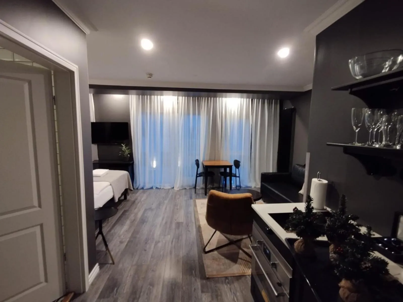 Kitchen or kitchenette, Bed in Vintage Apartment Hotel