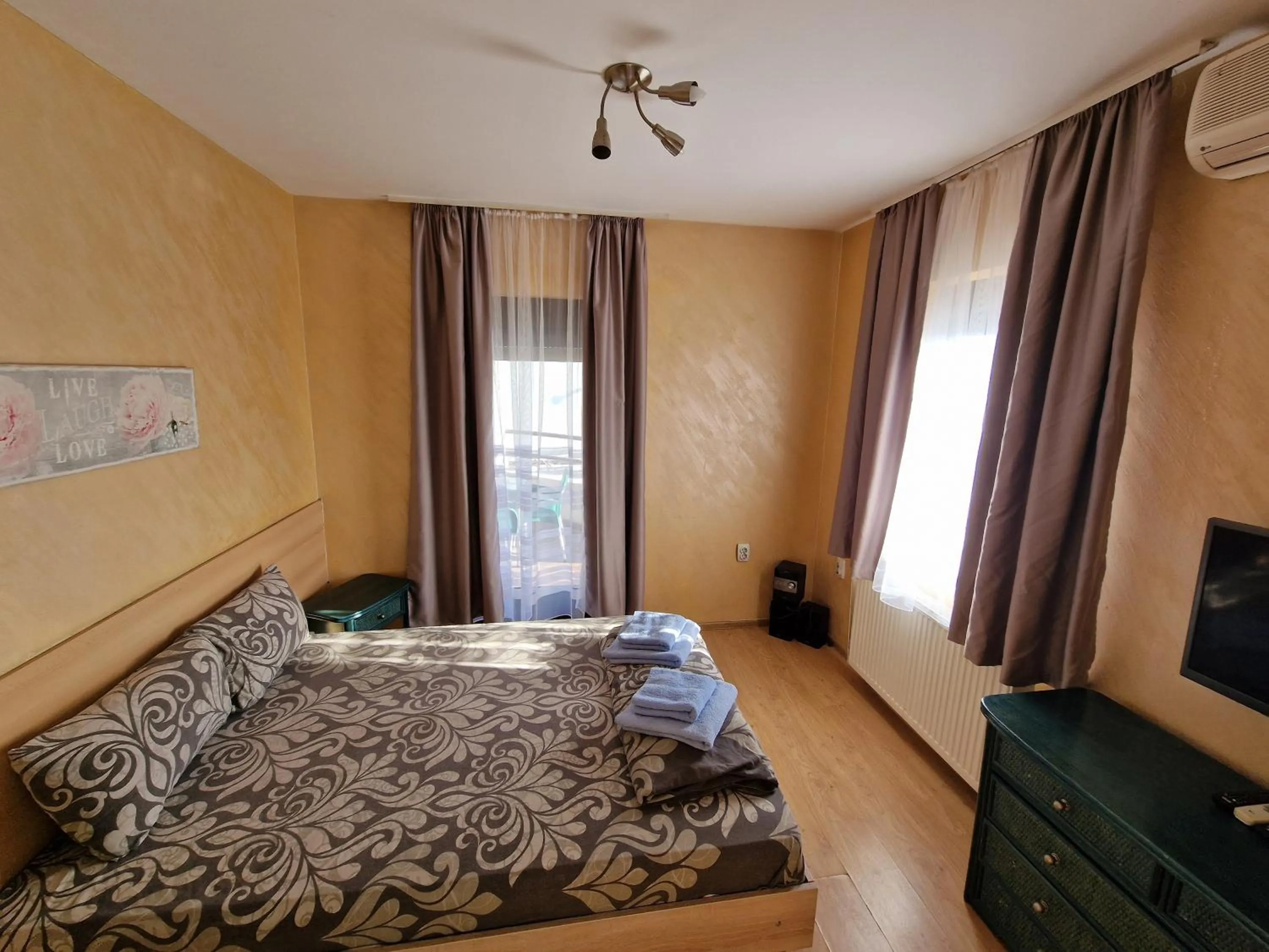 Bed in Rooms Green Set