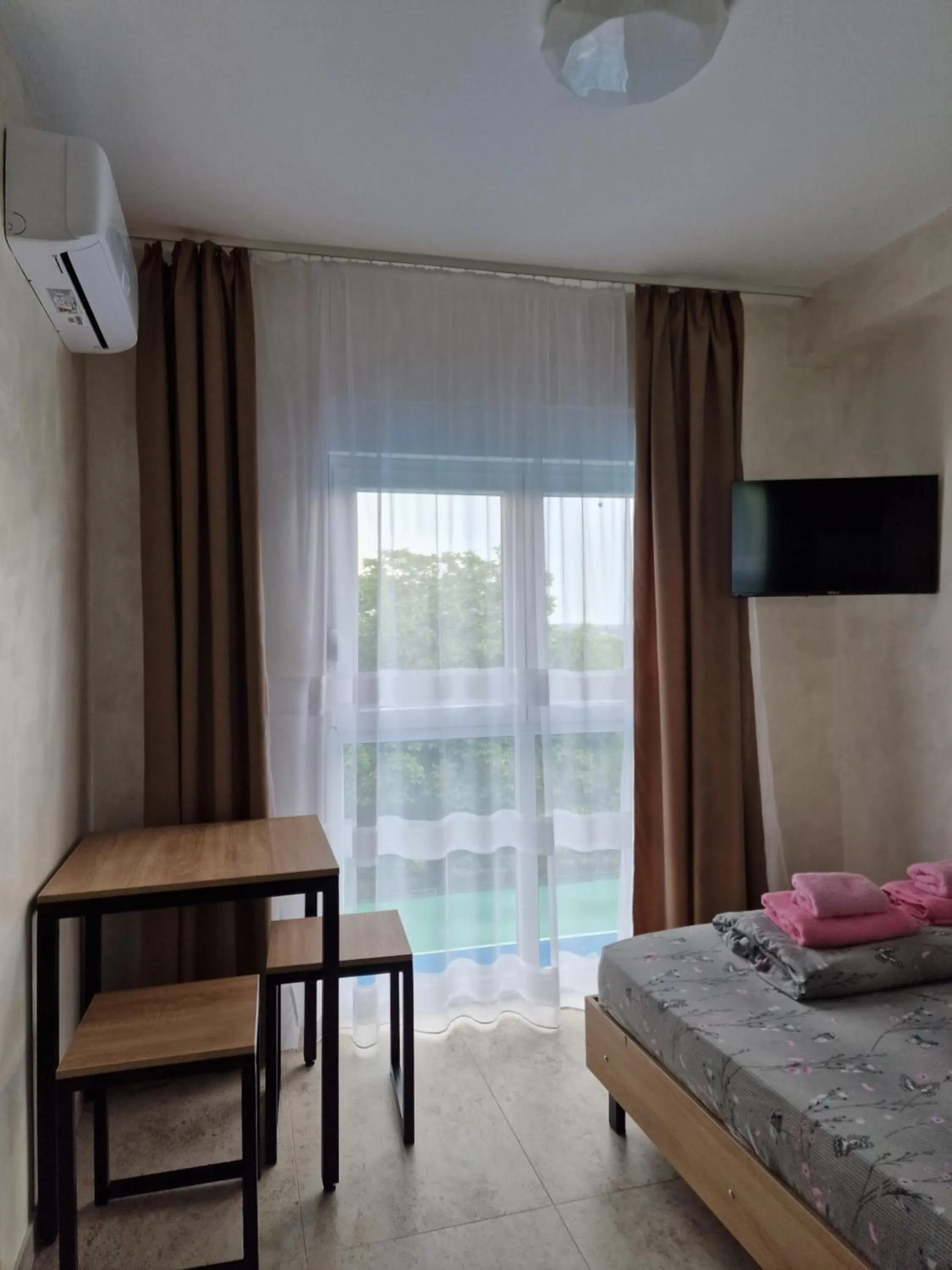 Bed in Rooms Green Set