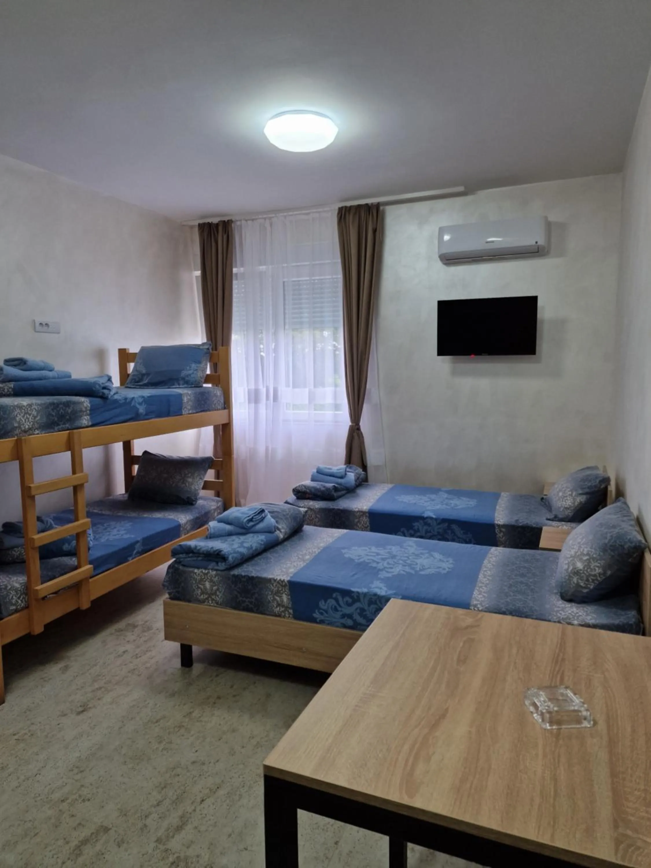 Bed in Rooms Green Set