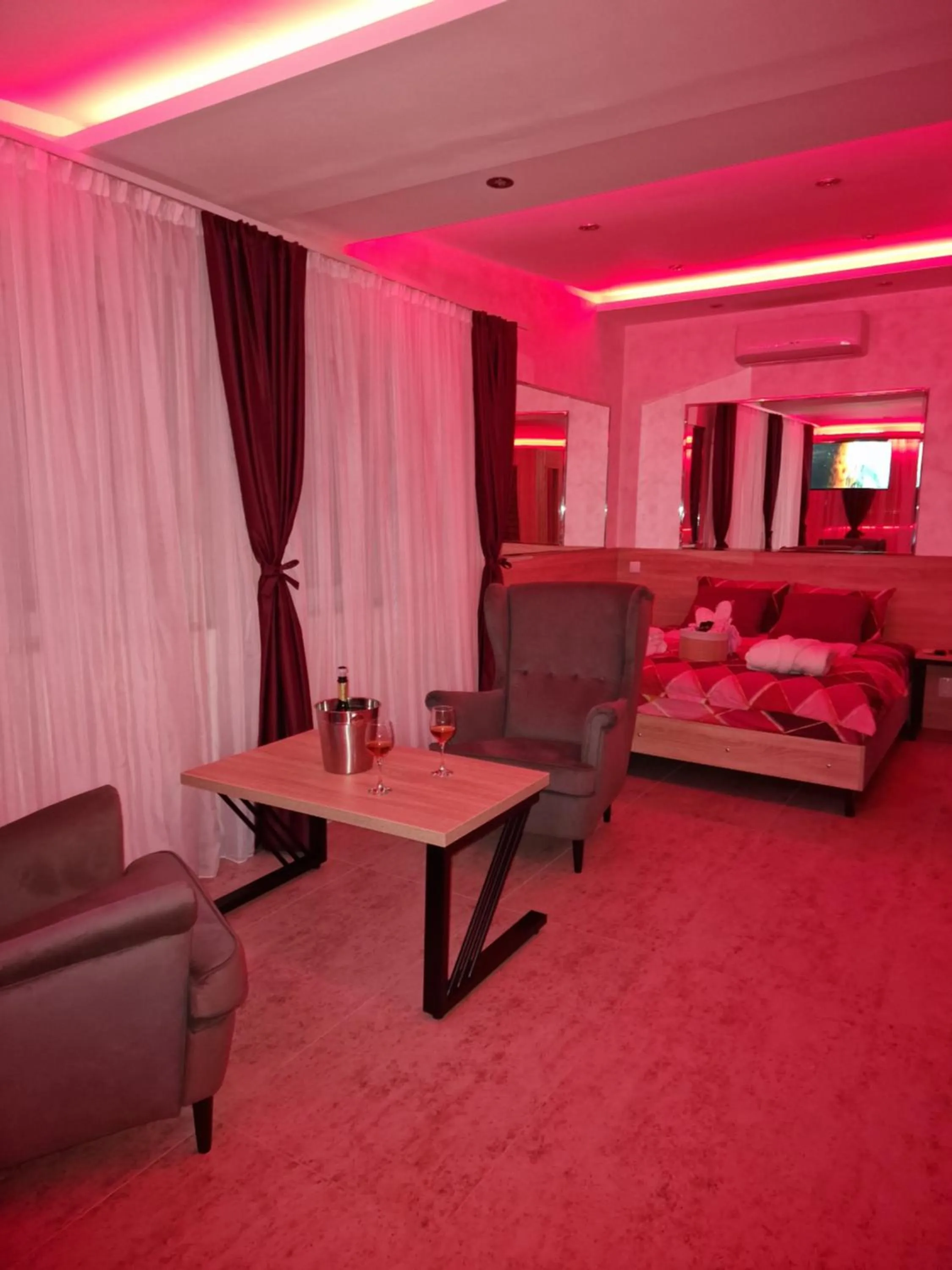 Bed in Rooms Green Set