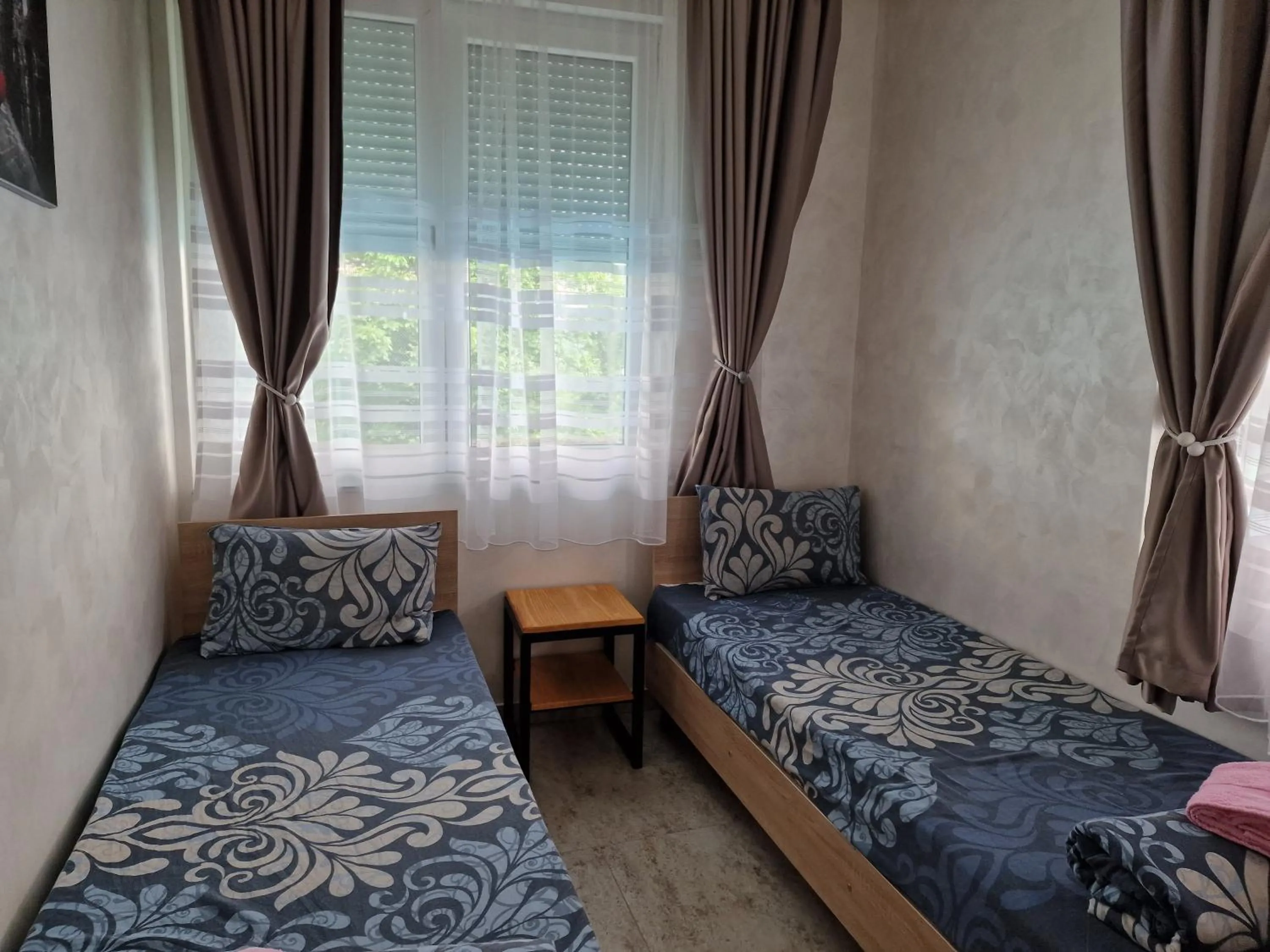 Bed in Rooms Green Set