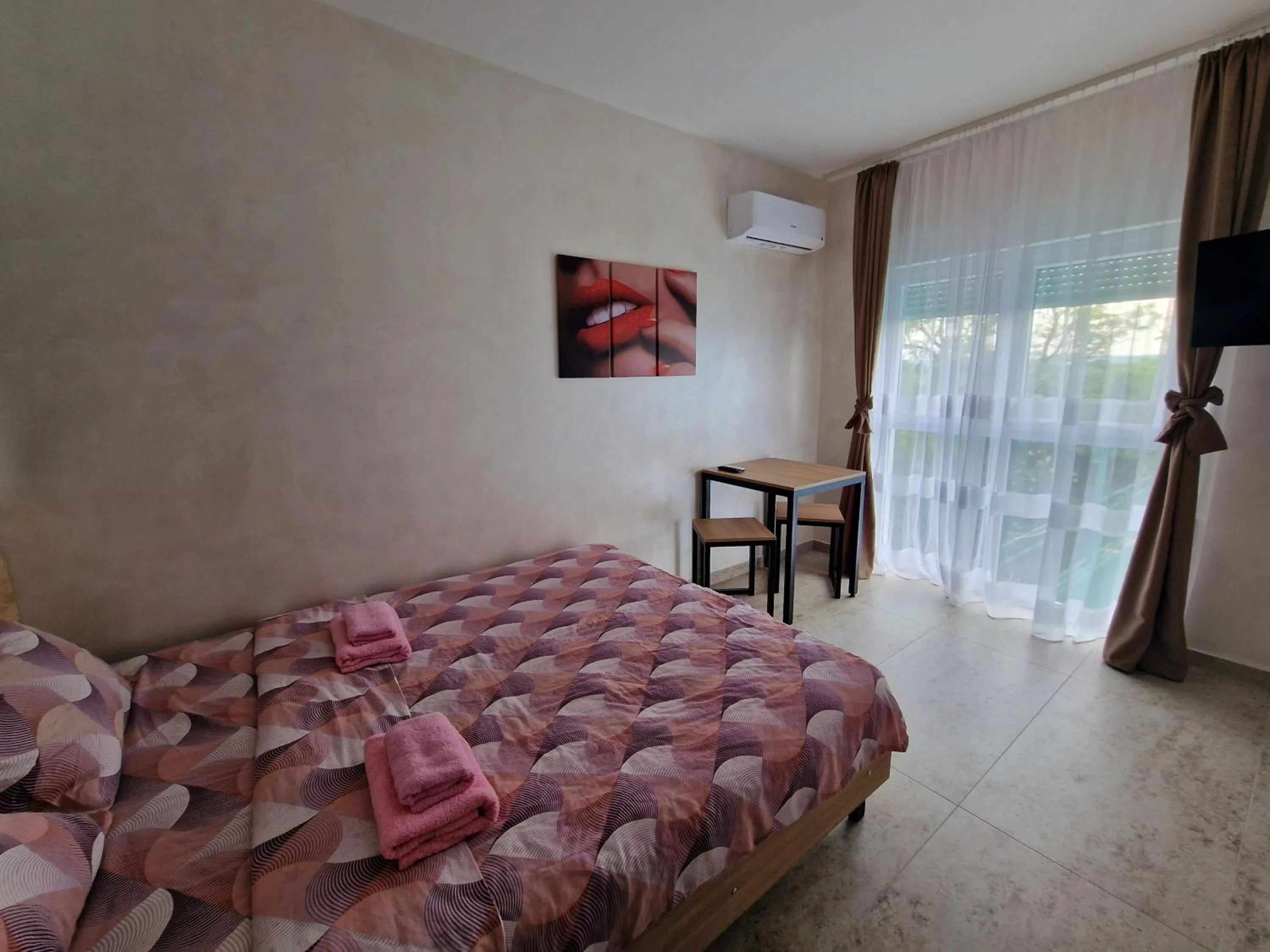 Bed in Rooms Green Set